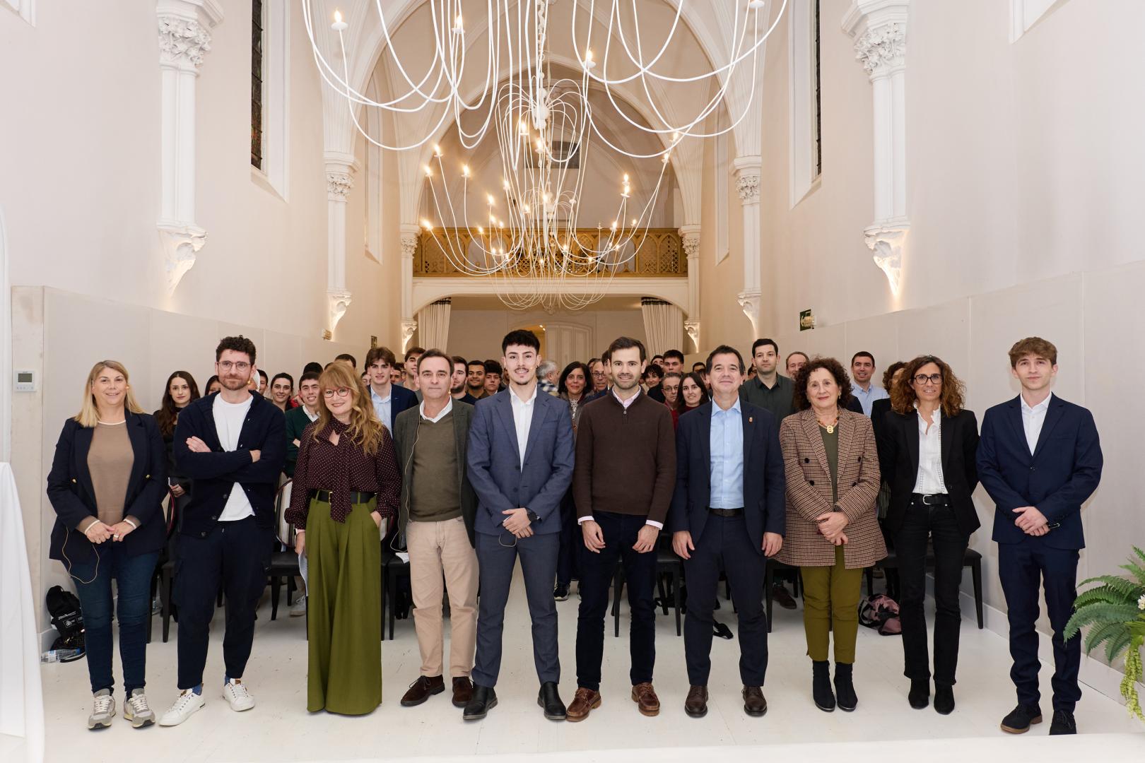 Ana Martínez Tanco (CEO de Yenxa), Ciro Larrañeta (CEO de Tetrace), Belén Galindo (Diario de Navarra), Santiago Sala (CEO de Apex), Jerónimo Peláez Álvarez (responsable de Relaciones Públicas de Innova), Javier Uranga (consejero de Diario de Navarra), Mikel Irujo (consejero de Desarrollo Económico y Empresarial del Gobierno de Navarra), Carmen Maeztu (consejera de Derechos Sociales y Economía Social y Empleo del Gobierno de Navarra), Maitane Bueno (directora de zona de Laboral Kutxa) y Ion Pérez Garzón (presidente de Innova) junto a los asistentes al segundo aniversario de Innova en el fondo.