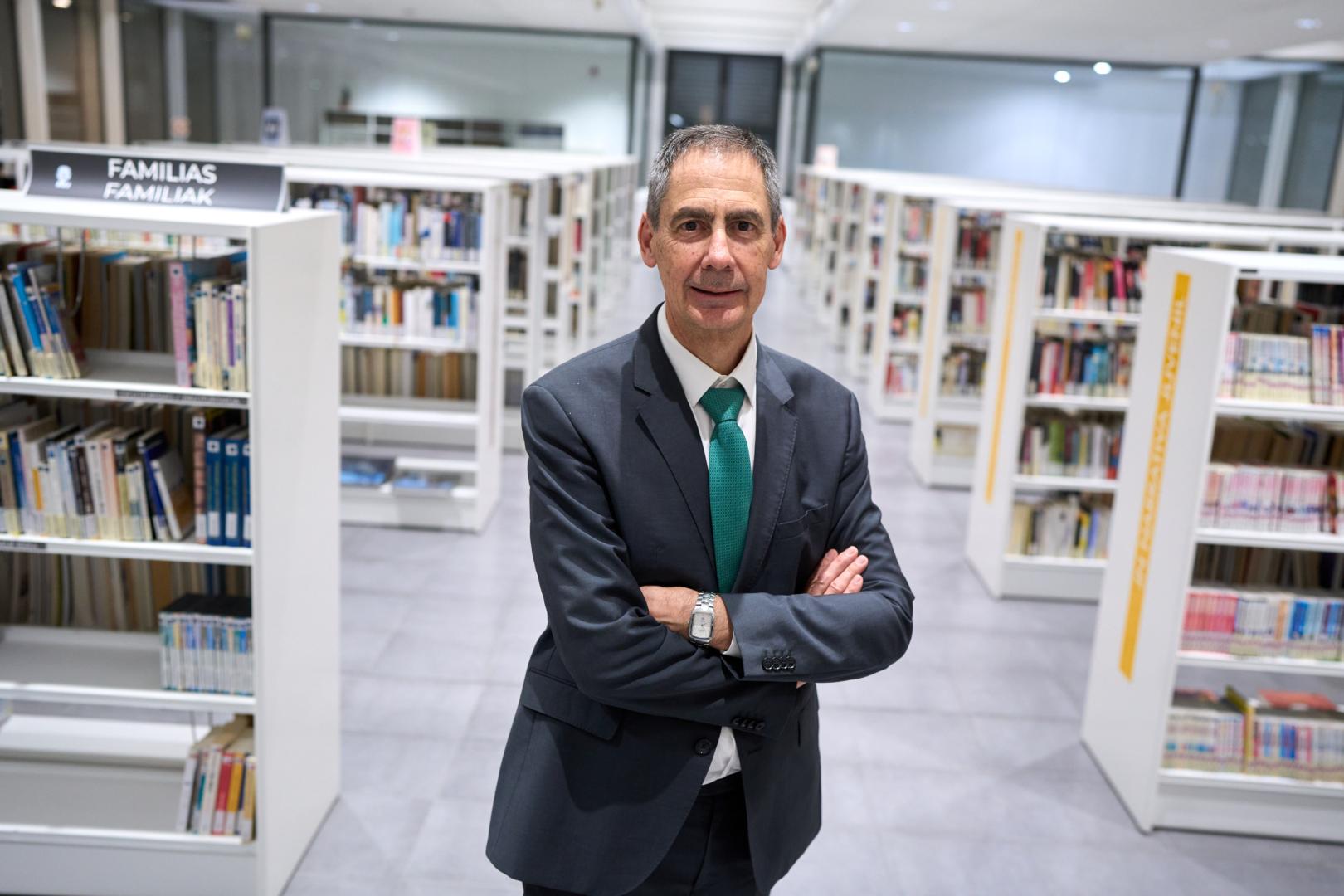 El cardiólogo intervencionista de la CUN Rafael Ruiz Salmerón, en la biblioteca del Civivox Iturrama, durante las jornadas de la asociación 'Pequeña guerrera'.