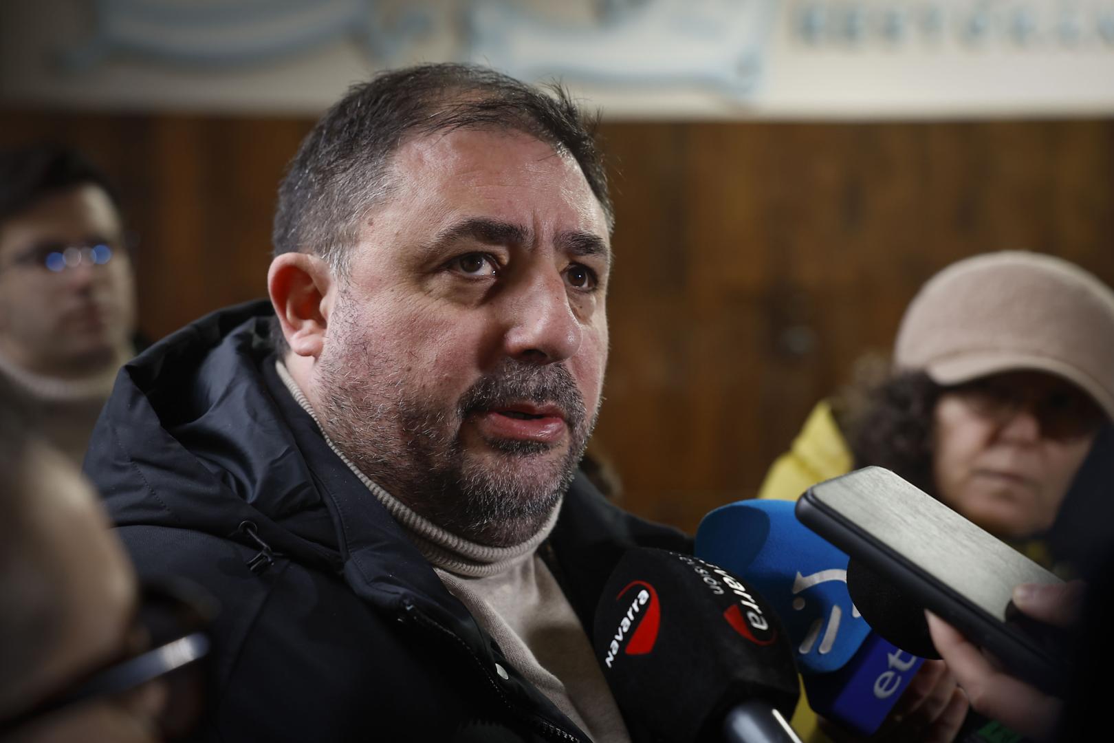 Unai Hualde atiende a los periodistas con motivo de la Asamblea Territorial Ordinaria de EAJ-PNV en Navarra