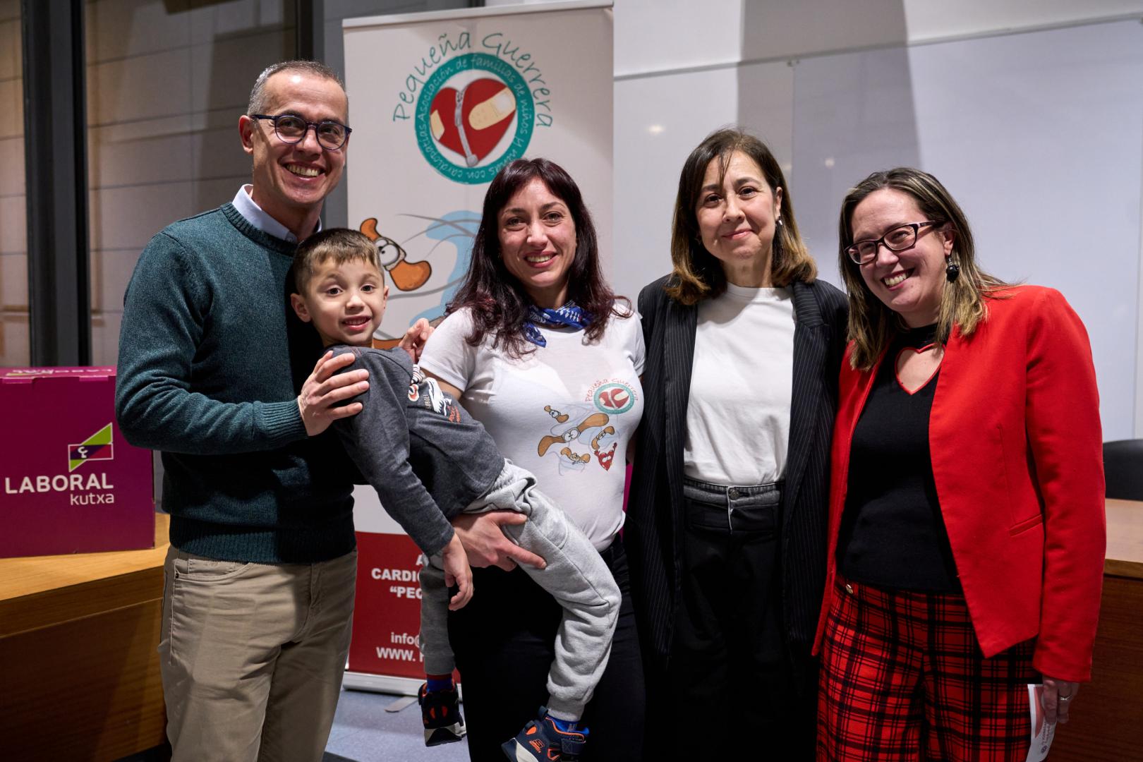 De izquierda a derecha: Raúl Sánchez (cirujano cardiaco), Eloy Sánchez, Ana Belén Hernández (presidenta 'Pequeña guerrera'), María Isabel Cruz (enfermera de UCI) y Marta Fernández (afectada), en el Civivox Iturrama.