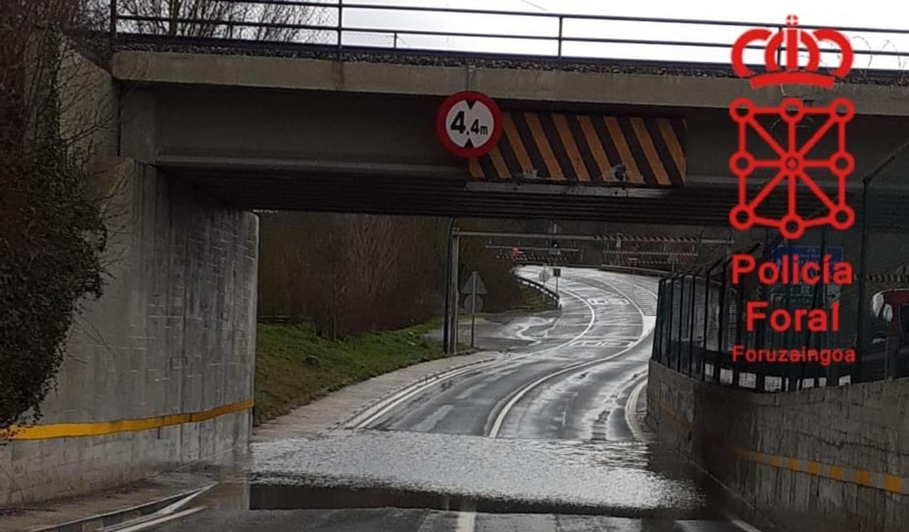 Carretera de acceso a Landaben, cortada por las lluvias.