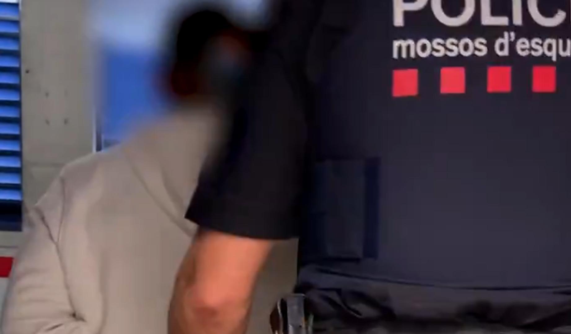 Un agente de los Mossos, con uno de los detenidos en Granollers