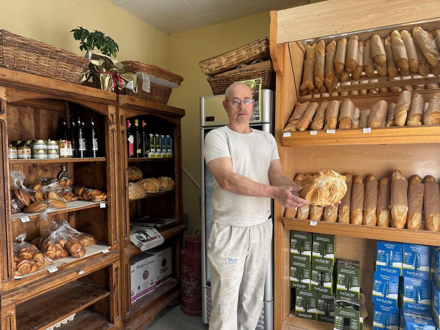 Arturo San Martín Morrás, de Pan de Abárzuza, en la tienda donde pone a la venta el producto que elabora en el obrador.