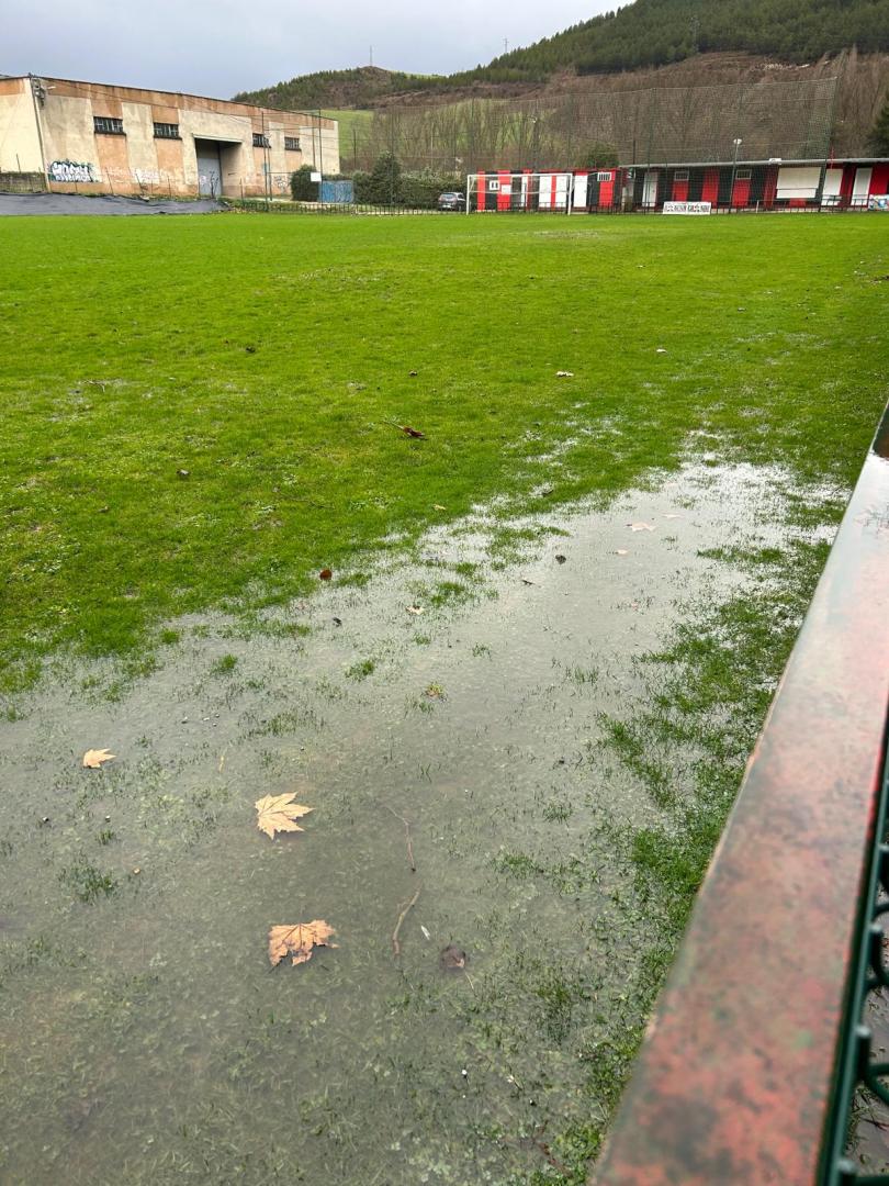 Estado en el que se encuentra el campo de fútbol de Arre, que ha motivado que el Avance-Pamplona se tenga que disputar en Ansoáin