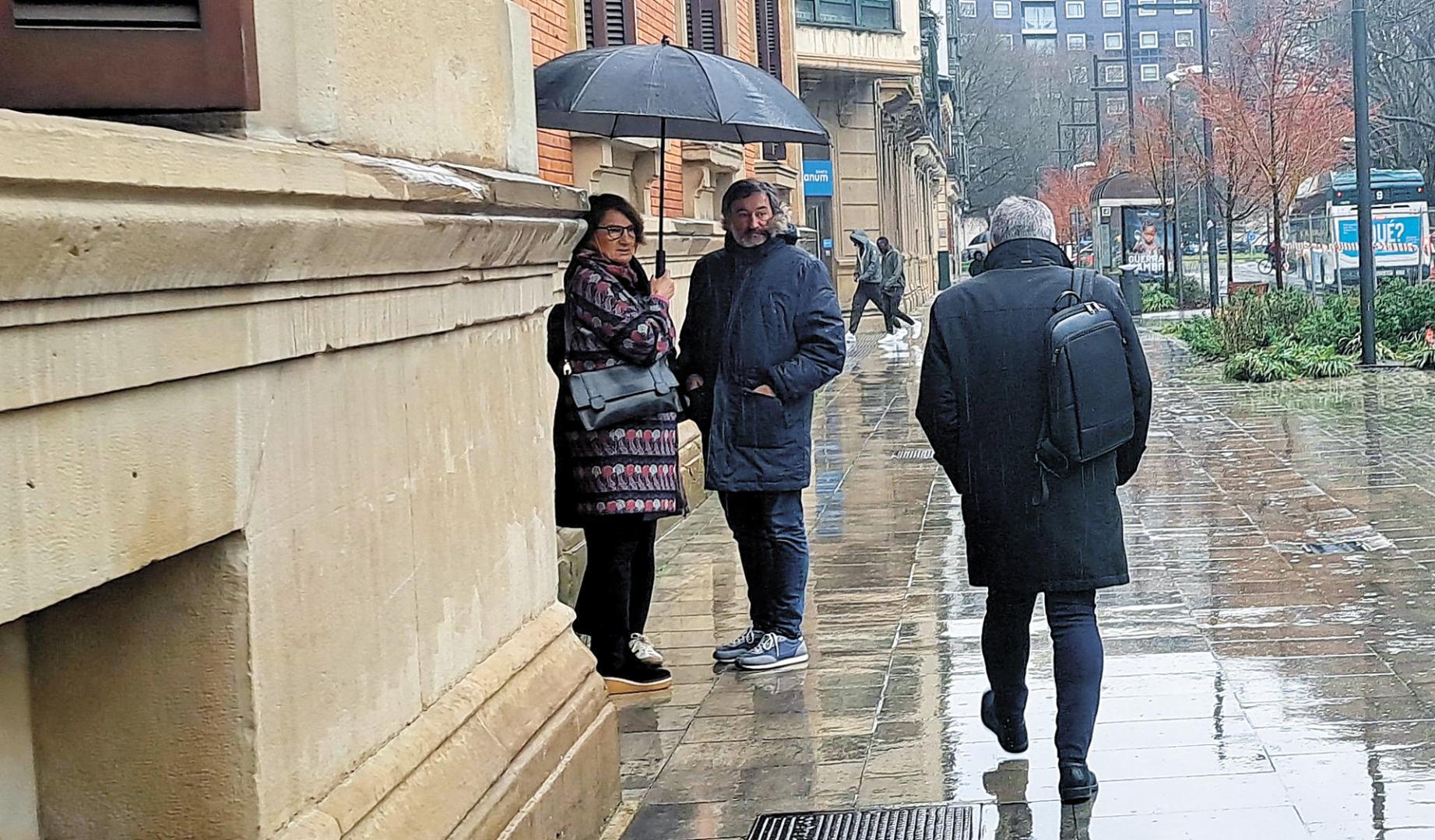 Santos Cerdán se cruza con Paz Prieto y José Ignacio Toca, víctimas de ETA, tras su comparecencia en el Parlamento de Navarra.