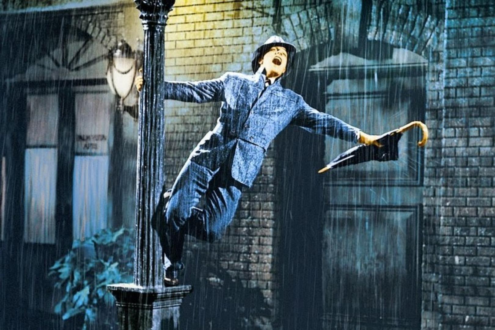 Gene Kelly, en la mítica escena del musical 'Cantando bajo la lluvia' (1952).