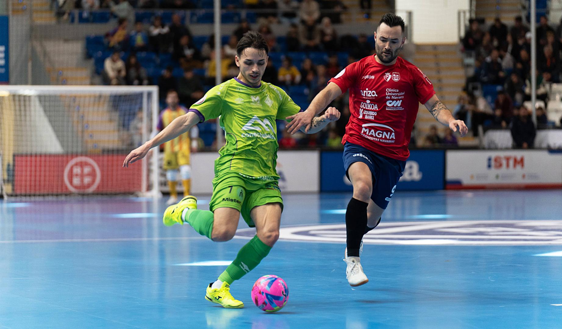 David Peña, de Palma Futsal, conduce el balón perseguido por el jugador de Osasuna Magna Dani Saldise