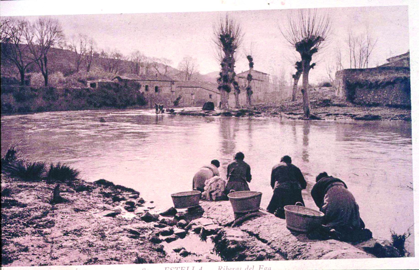 Lavanderas en el río Ega, imagen del libro 'Etnografía de Navarra' (Foto Roldan)