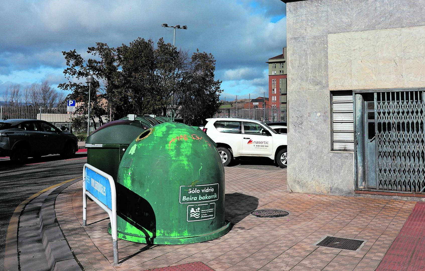 La comunidad de vecinos de Río Alzania 11 de Pamplona muestra su hartazgo. Molestos por la suciedad, muestran su preocupación por daños mayores: “¿Y si se produce un incendio?”