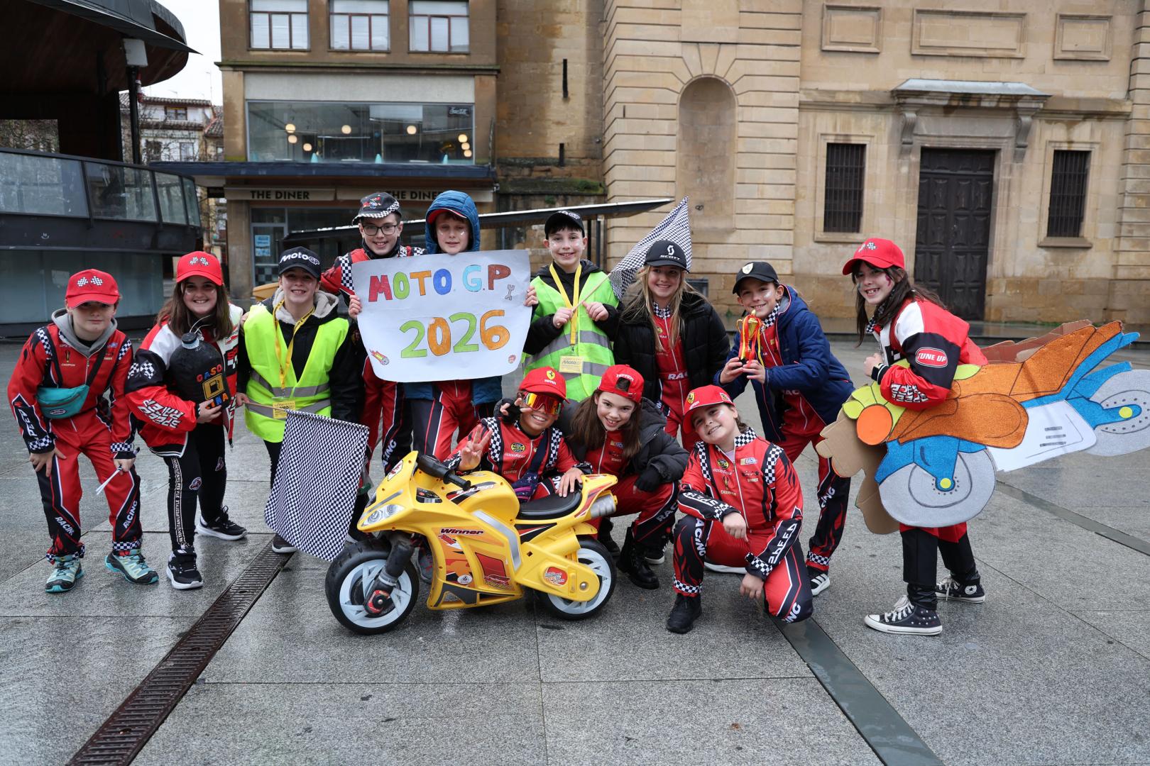 Los grupos de escolares como el de la imagen desafiaron al mal tiempo.