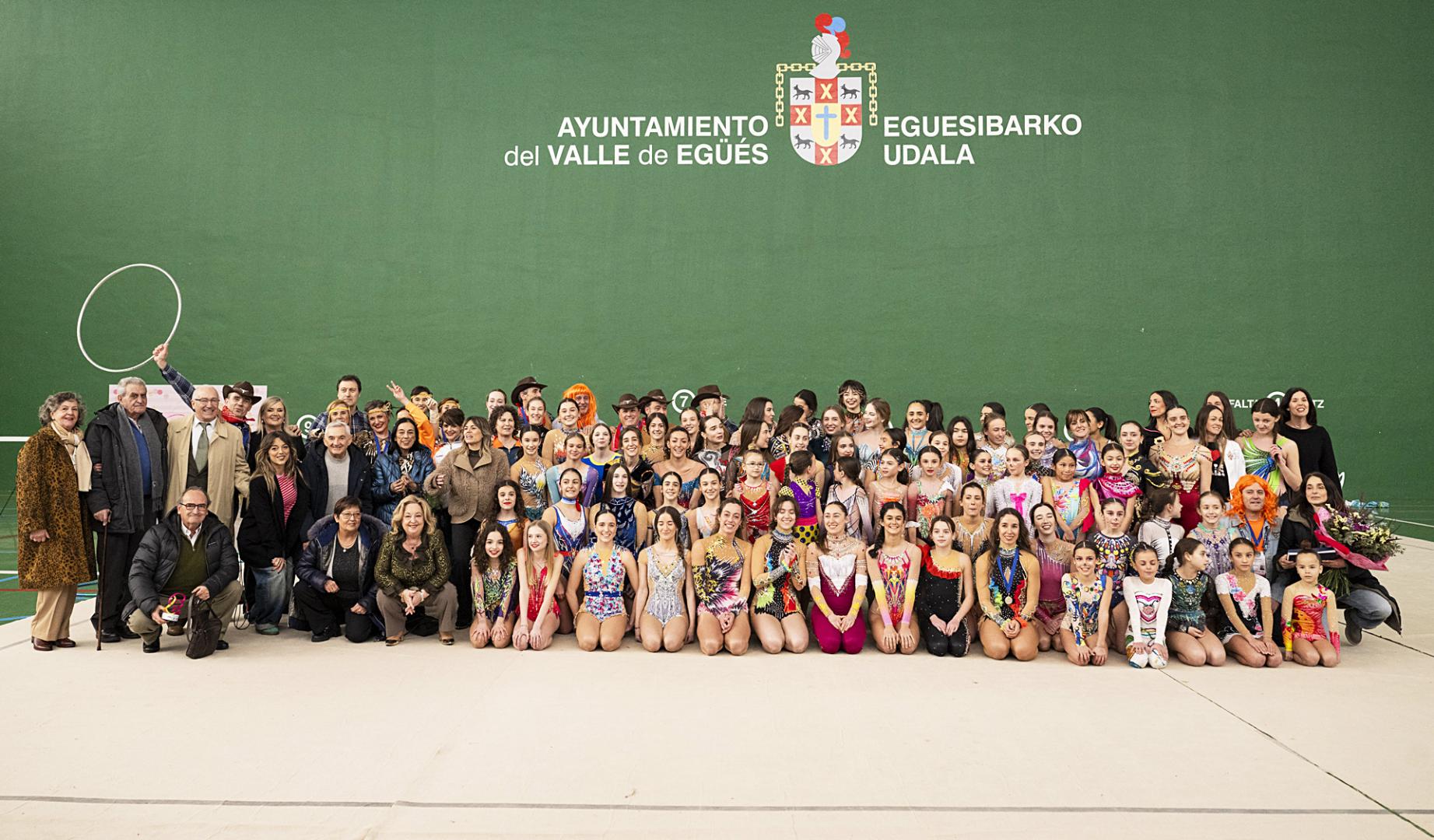 Foto grupal con los fundadores, entrenadoras, padres y gimnastas del Club Alaia