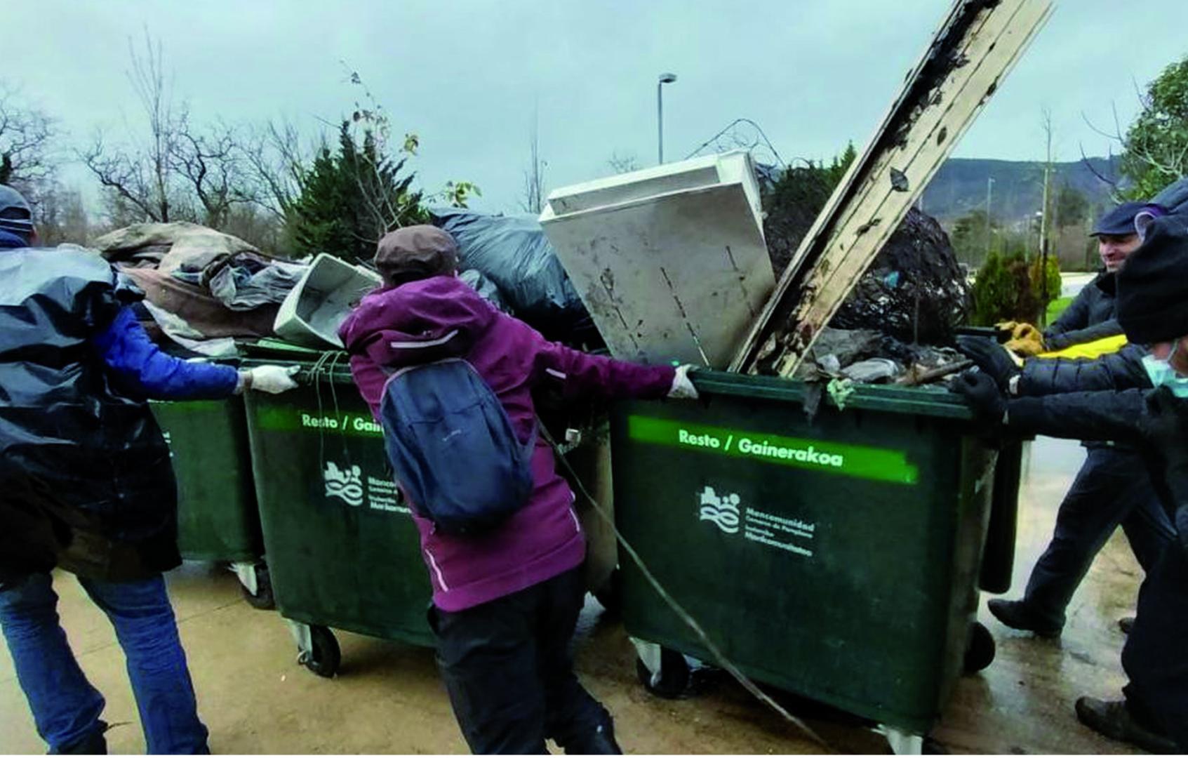 Voluntarios retiran basura en Aranzadi