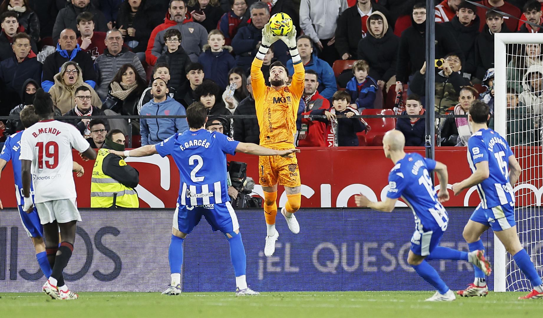El guardameta del Alavés Antonio Sivera bloca un balón durante el partido
