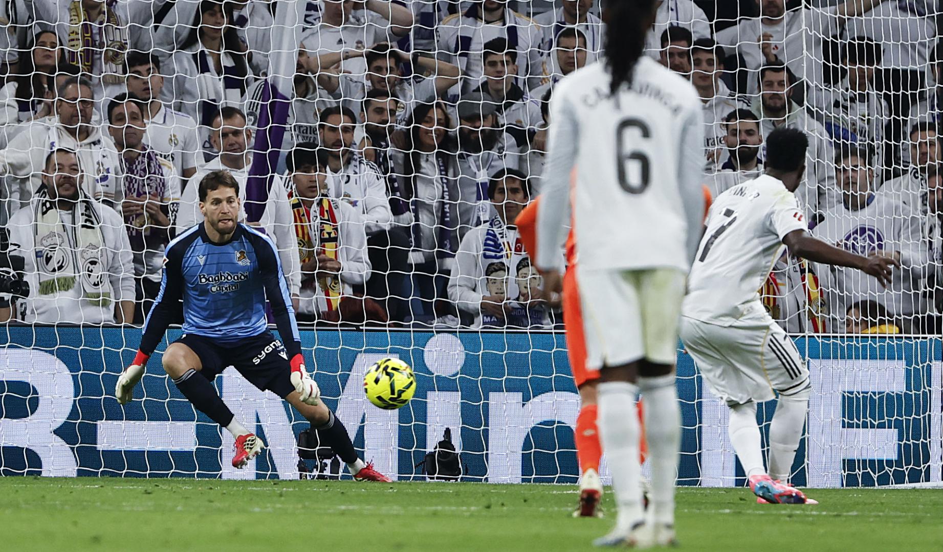 Vinicius anota su segundo penalti durante el partido