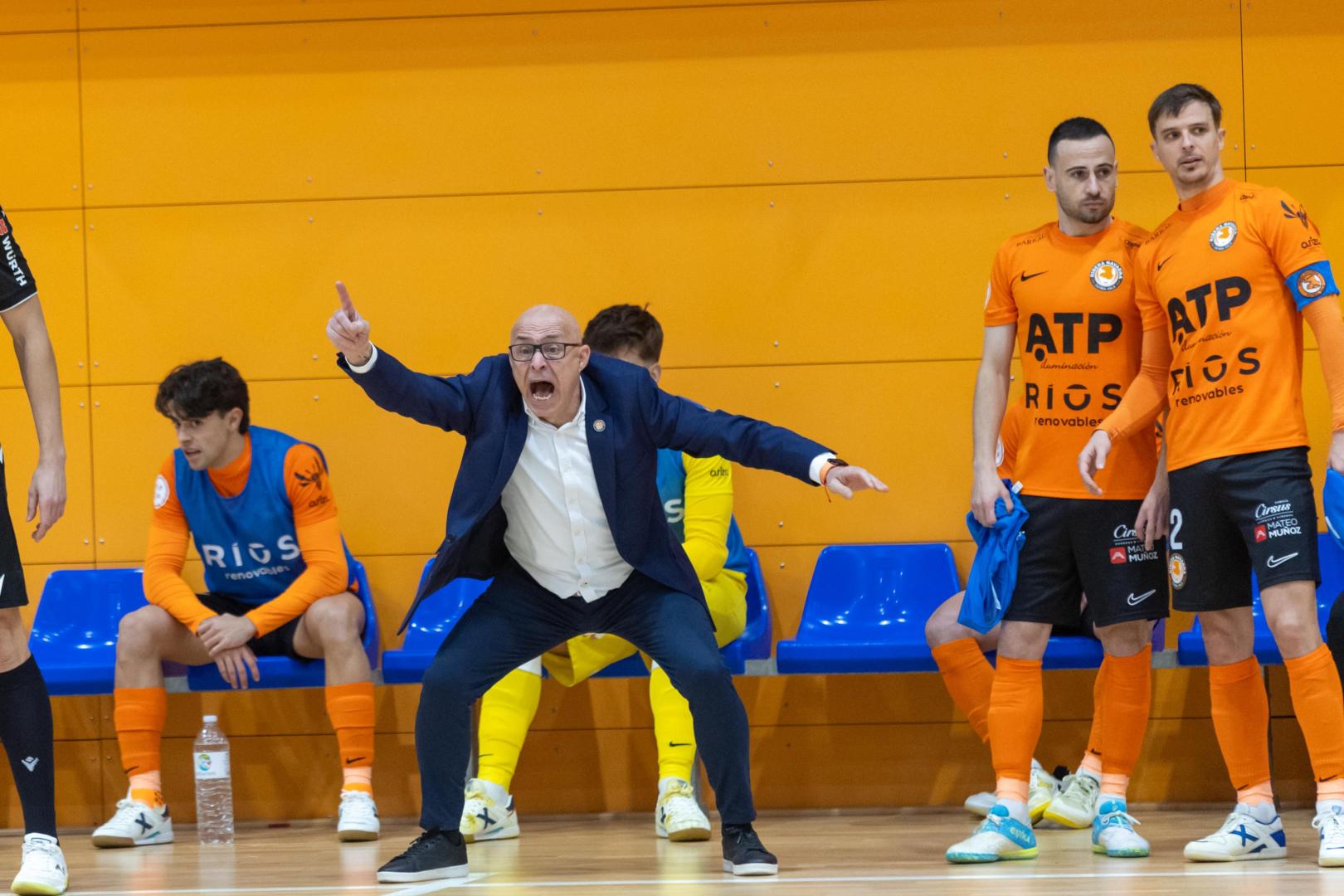 Juanito, técnico del ATP Ribera, da órdenes desde la zona de banquillos
