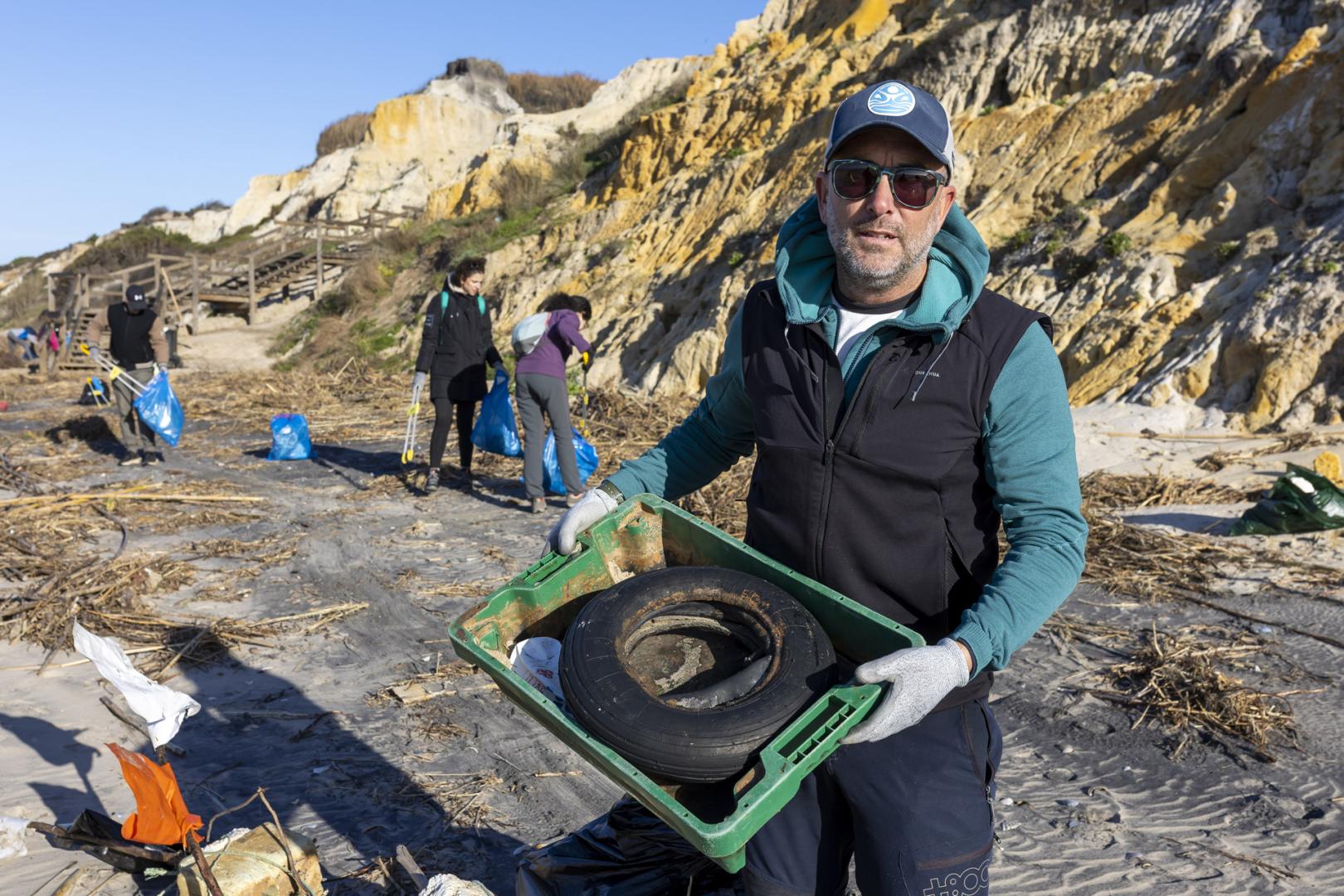 El profesor Enrique Herrero, más conocido como 'Quique Bolsitas', en una quedada en la Playa de Cuesta Maneli (Doñana) para limpiarla, este domingo