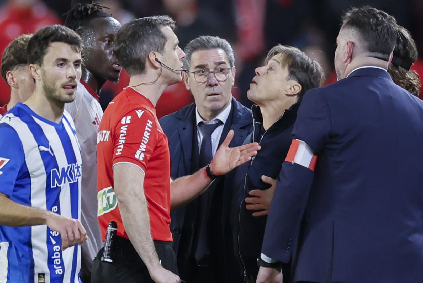 Matías Almeyda se encara con Iosu Galech tras ver la tarjeta roja