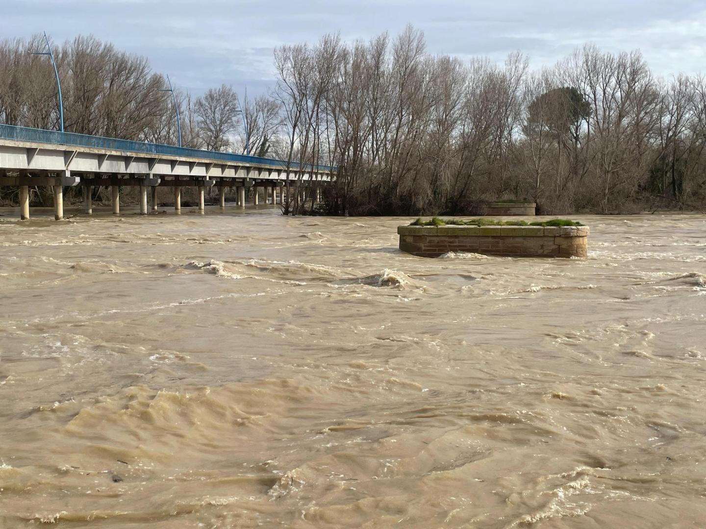 Situación del río en Milagro, este domingo por la mañana.