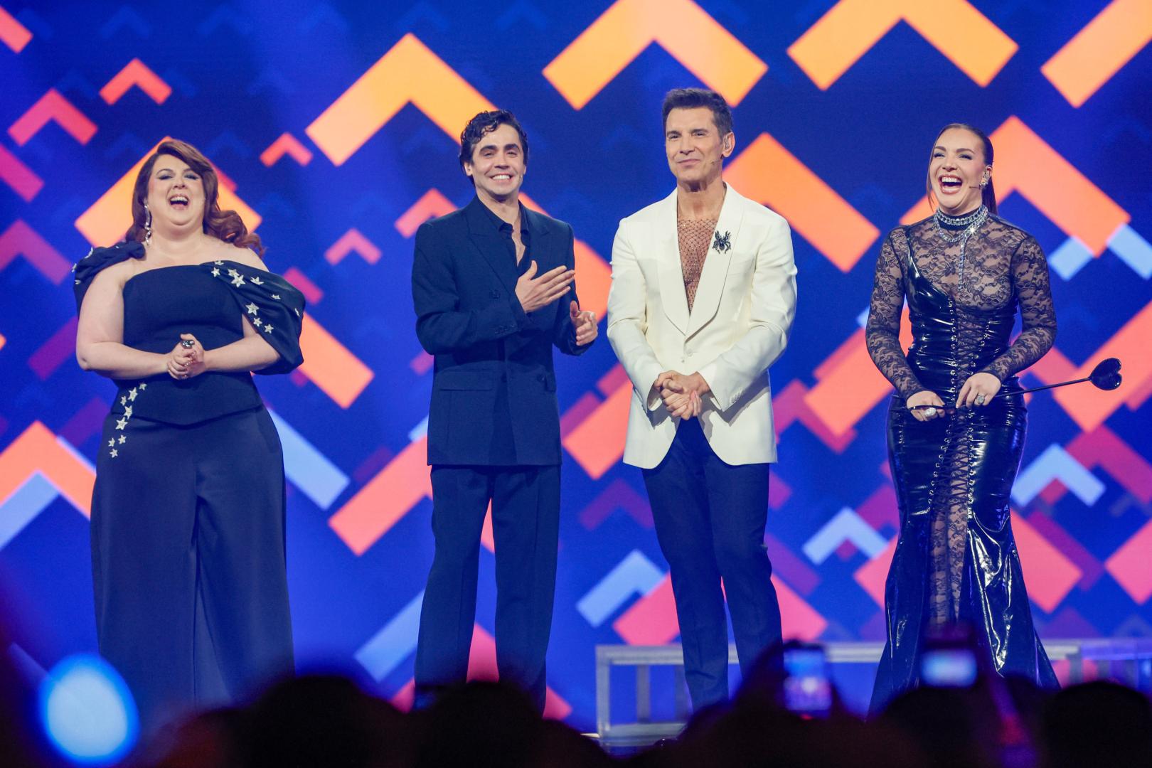 Los presentadores, durante la gala final del Benidorm Fest 2026.