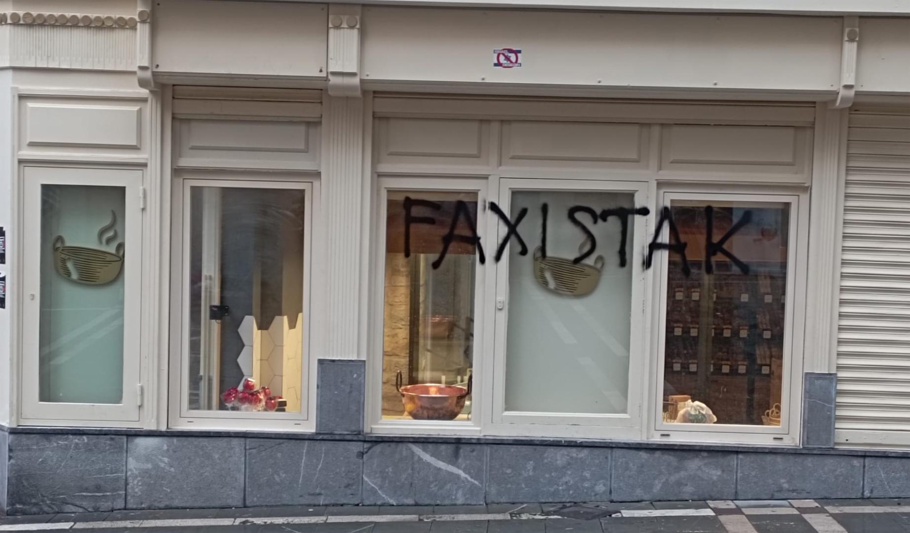 Imagen del escaparate de Sabor a España vandalizado.