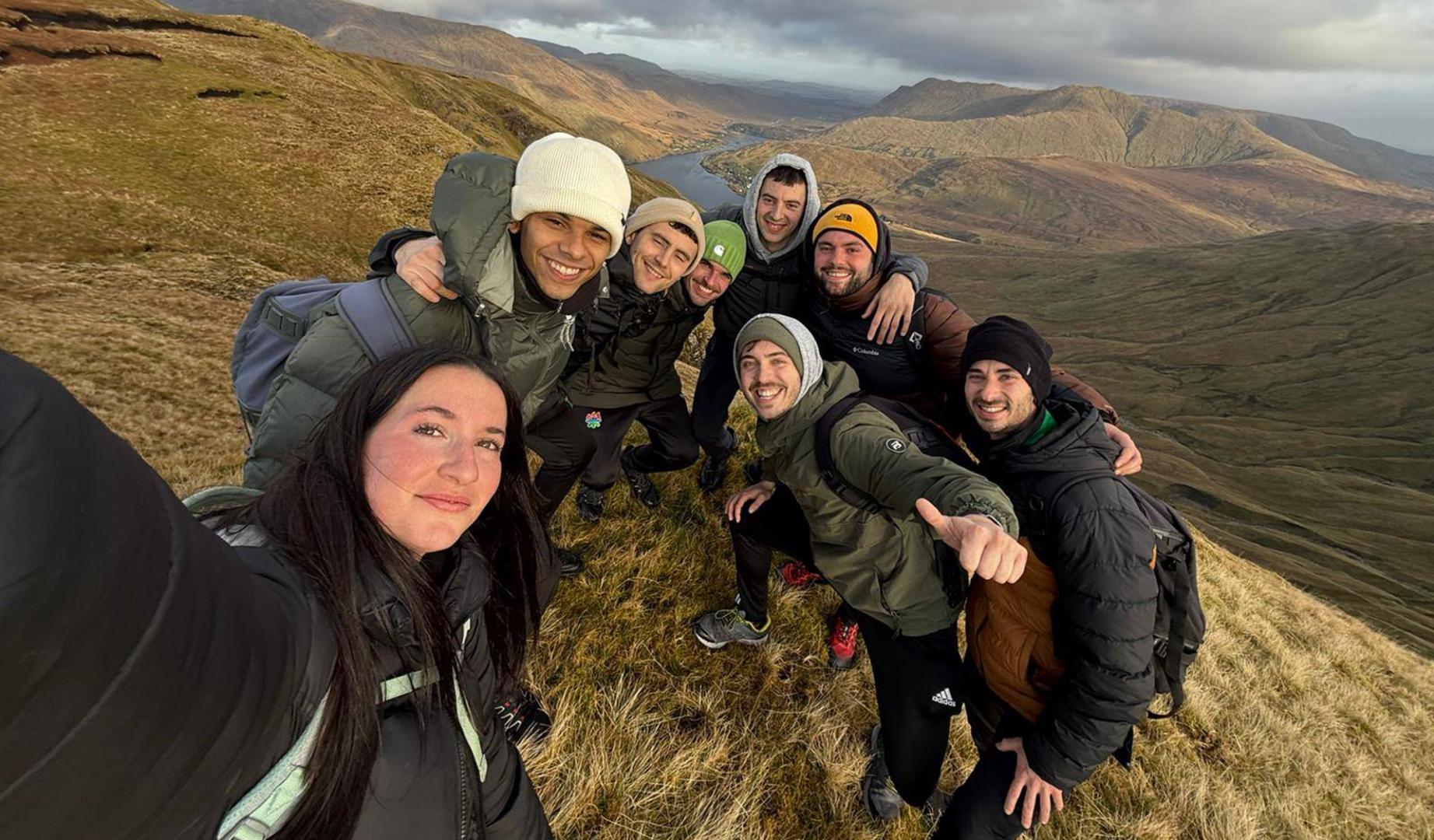 Excursiones por la naturaleza irlandesa. Desde la izquierda Marina Martínez; Khadim Fall; Iker Erviti Xabier Garralda; Manuel Enciso; Pablo Izco y Mikel Carmona. Abajo, Aitor Redín.