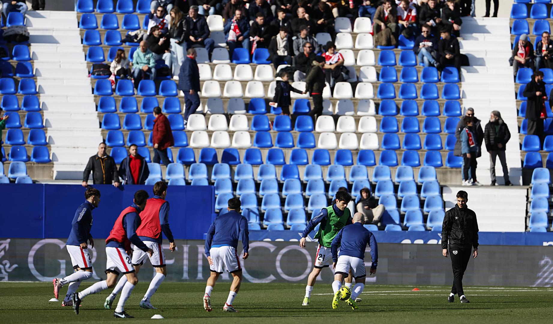 Los jugadores del Rayo Vallecano se ejercitan en el verde del estadio de Butarque antes del partido contra el Atlético de Madrid