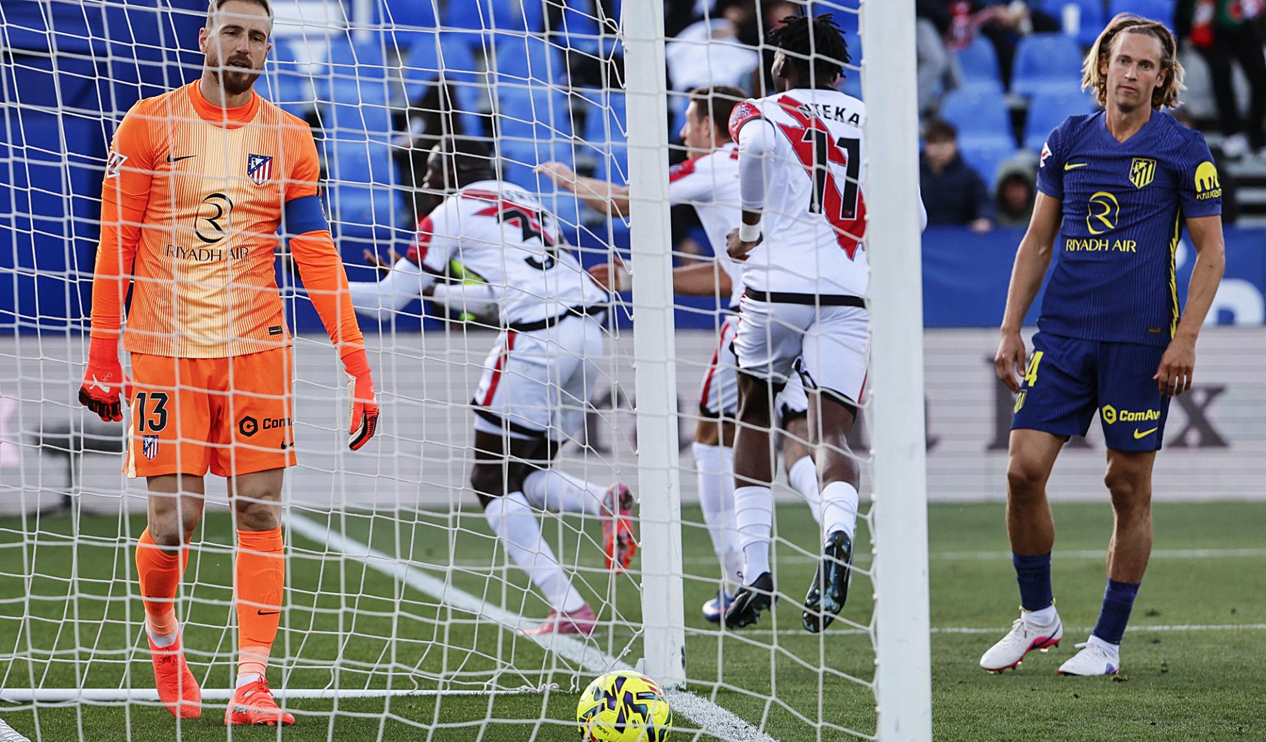 Jan Oblak y Marcos Llorente, cabizbajos tras el tercer gol del Rayo obra de Mendy