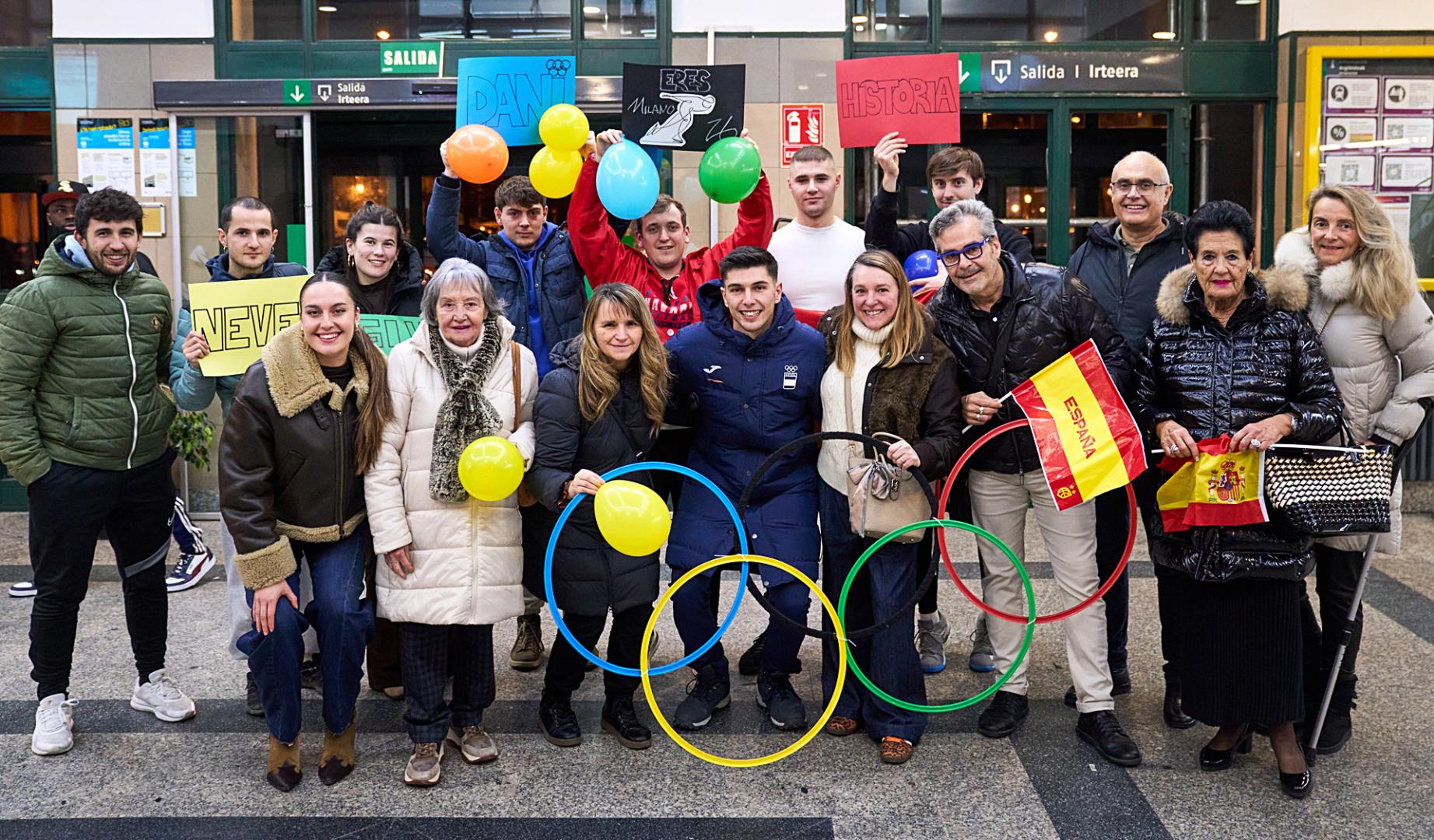 El patinador de 23 años, que se estrenó en los Juegos Olímpicos de Milán-Cortina, ya está en Pamplona y fue recibido por sus familiares que llevaron unos aros olímpicos, globos y pancartas. "Estoy abrumado", confesó el protagonista tras llegar a la estación de tren desde Barcelona