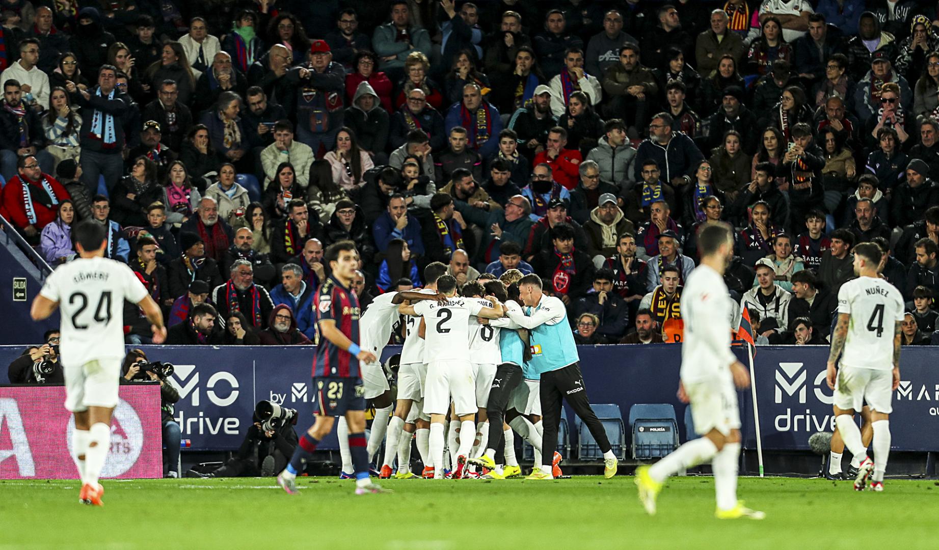 Los jugadores del Valencia celebran el tanto de Ramazani que abría el marcador