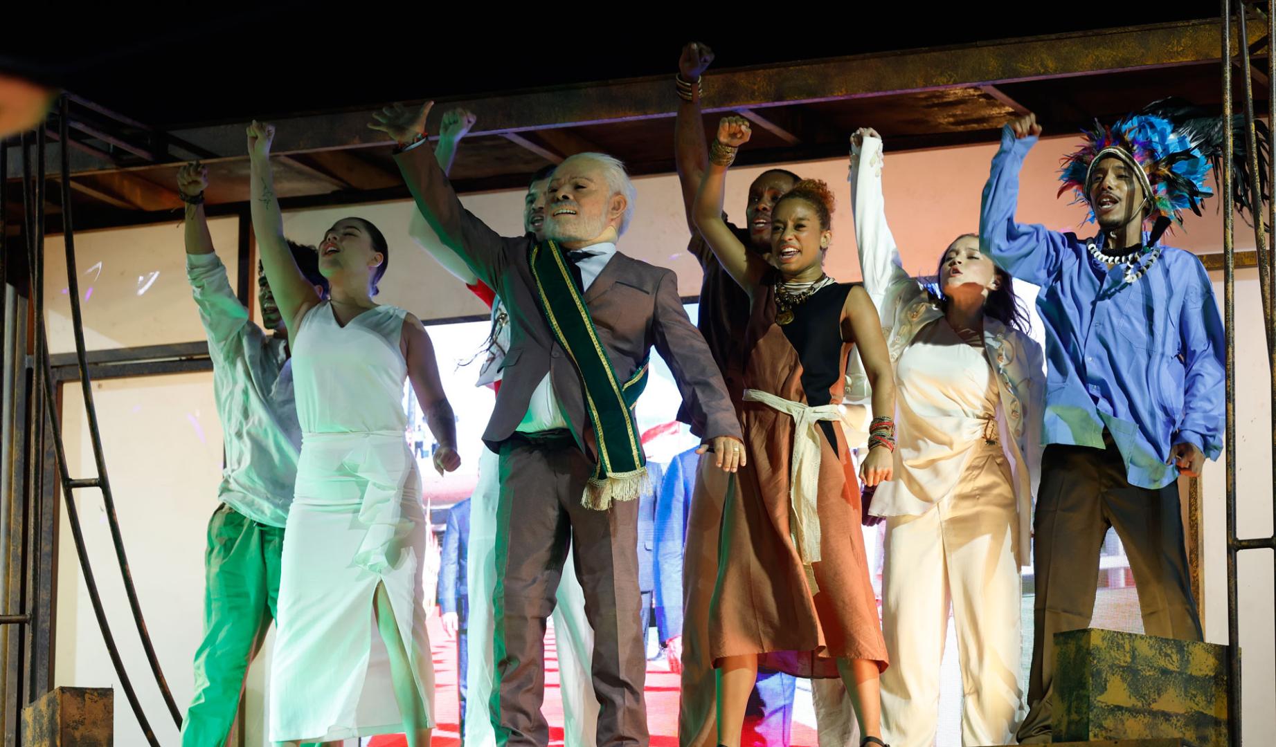Un integrante de la escuela de samba Académicos de Niterói desfilan disfrazado como el presidente de Brasil, Luiz Inácio Lula da Silva, este domingo en el sambódromo de Río de Janeiro