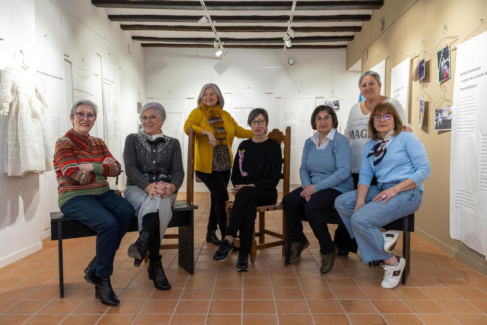 En la imagen, algunas de las participantes en la exposición ‘Memoria a puntadas’, instalada en la Casa Duplá de Cascante. De izquierda a derecha: las hermanas MªJosefa y Mª Pilar Miramón Marco, Julia Jiménez Galindo, Maite Gómez Jiménez (presidenta de la Asociación de Mujeres Candela), Mª Jesús Romero Gómara, Mari Carmen Eza Moreno, y Marta Ruiz Jarauta