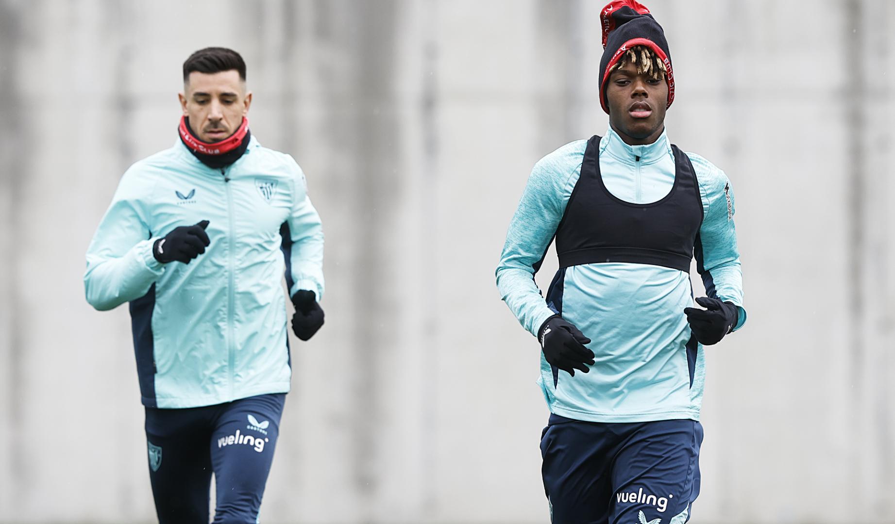 Yuri Berchiche (izda.) y Nico Williams durante un entrenamiento anterior del Athletic Club