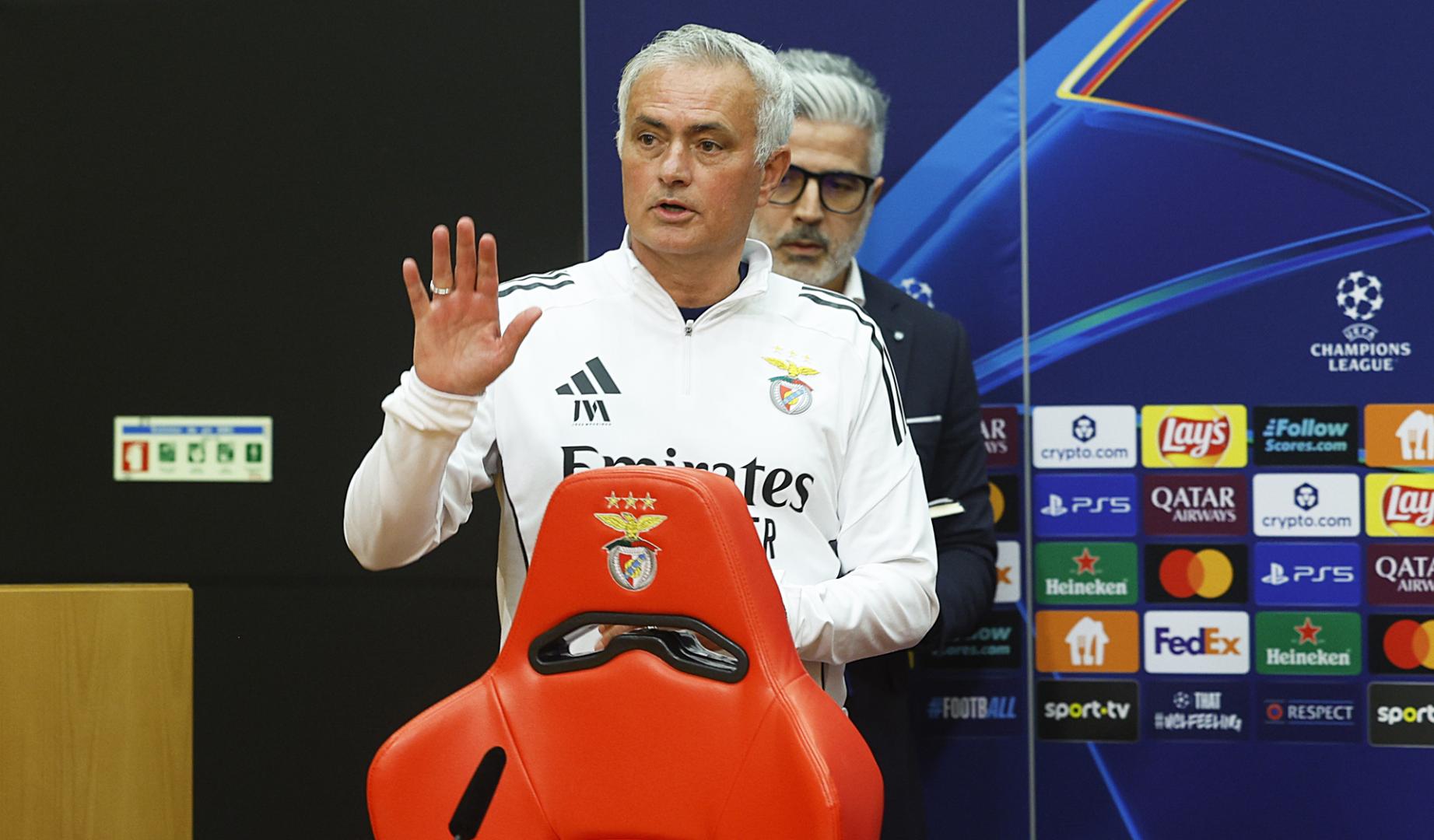 José Mourinho antes de iniciar la rueda de prensa previa a la ida de la eliminatoria de Champions entre el Benfica y el Real Madrid