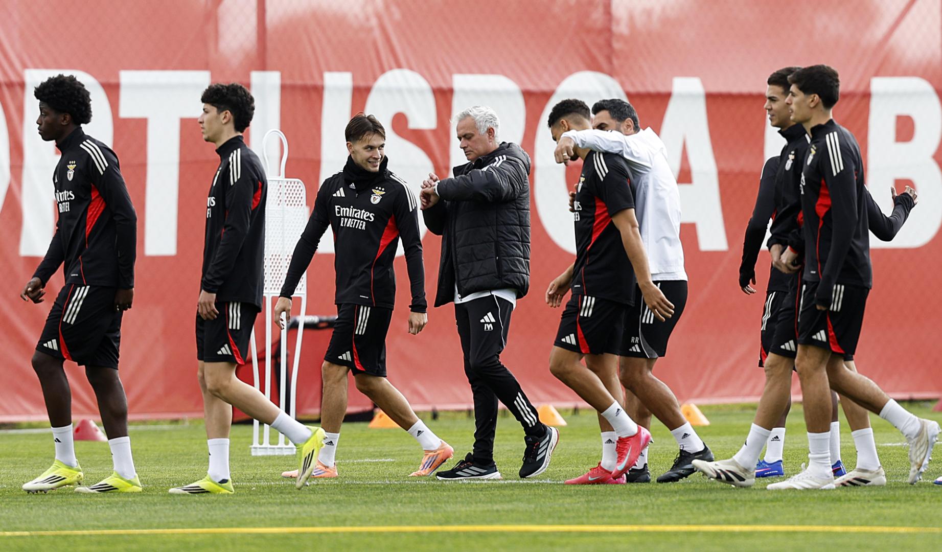 José Mourinho dirige el entrenamiento del Benfica previo a la ida de la eliminatoria de Champions League contra el Real Madrid