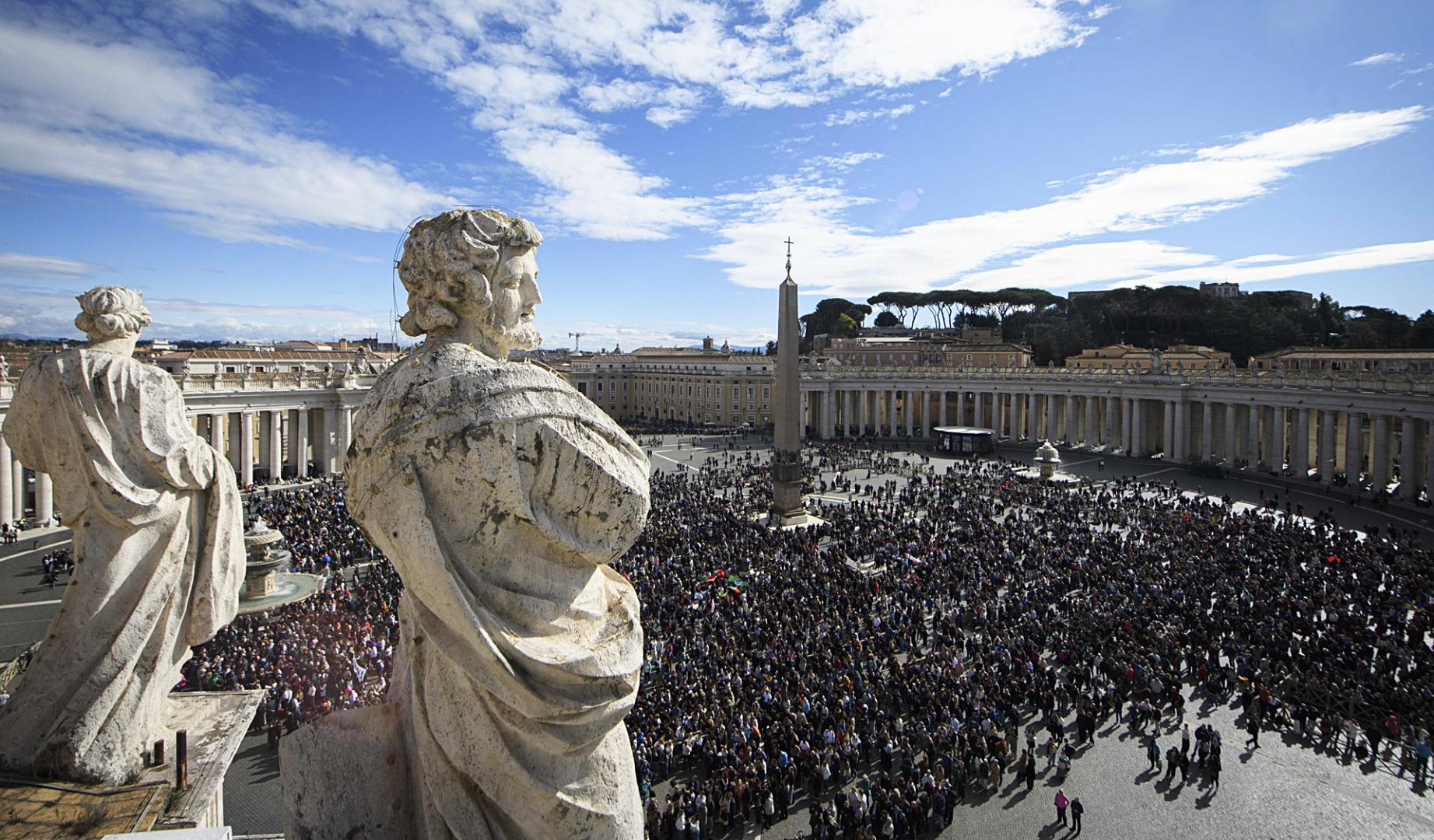 Vista general de la Plaza de San Pedro del Vaticano durante el ángelus de este 15 de febrero