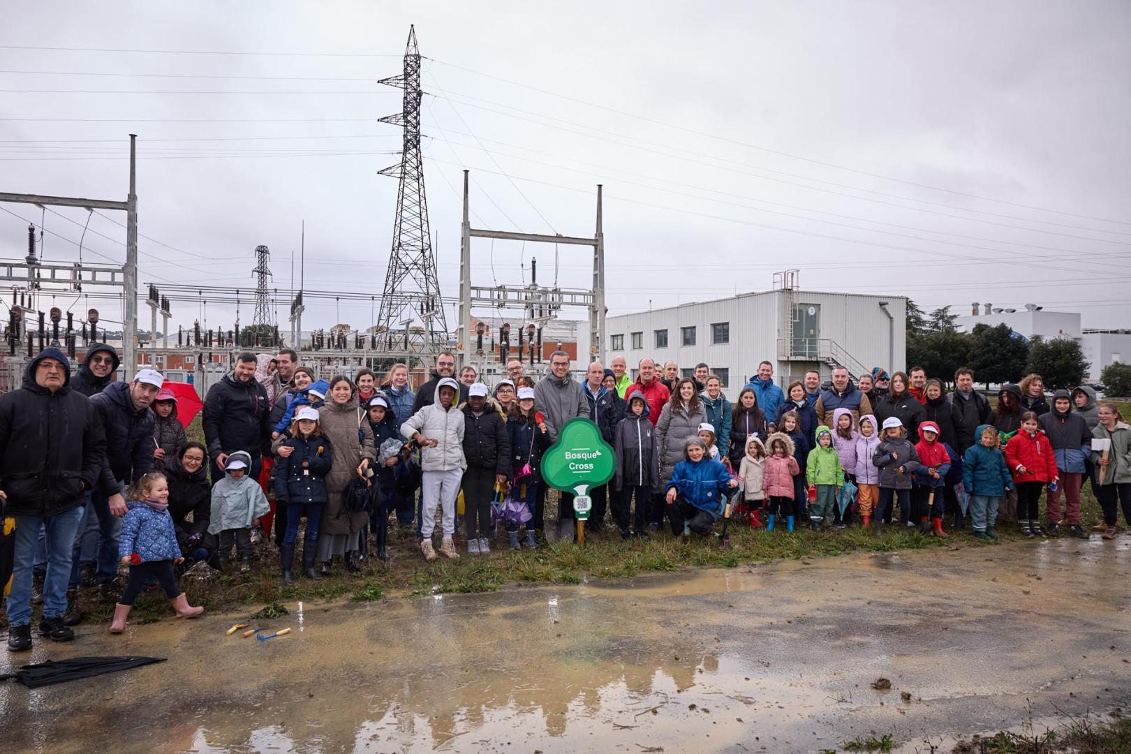 Un centenar de trabajadores y familiares participaron en la plantación.