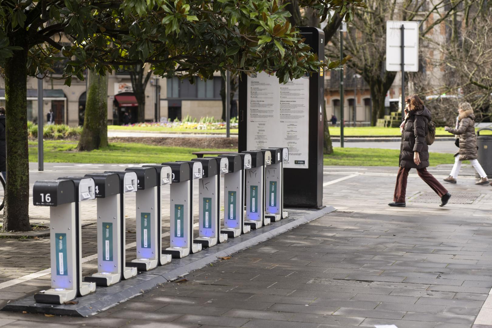 *A: Irati Aizpurua San Román *F: 08-02-26 *T: Fotos de las estaciones de bicis eléctricas y gente usándolas. *L: Pamplona.De unas semanas a esta parte, buena parte de las bases se encuentran vacías. IRATI AIZPURÚA