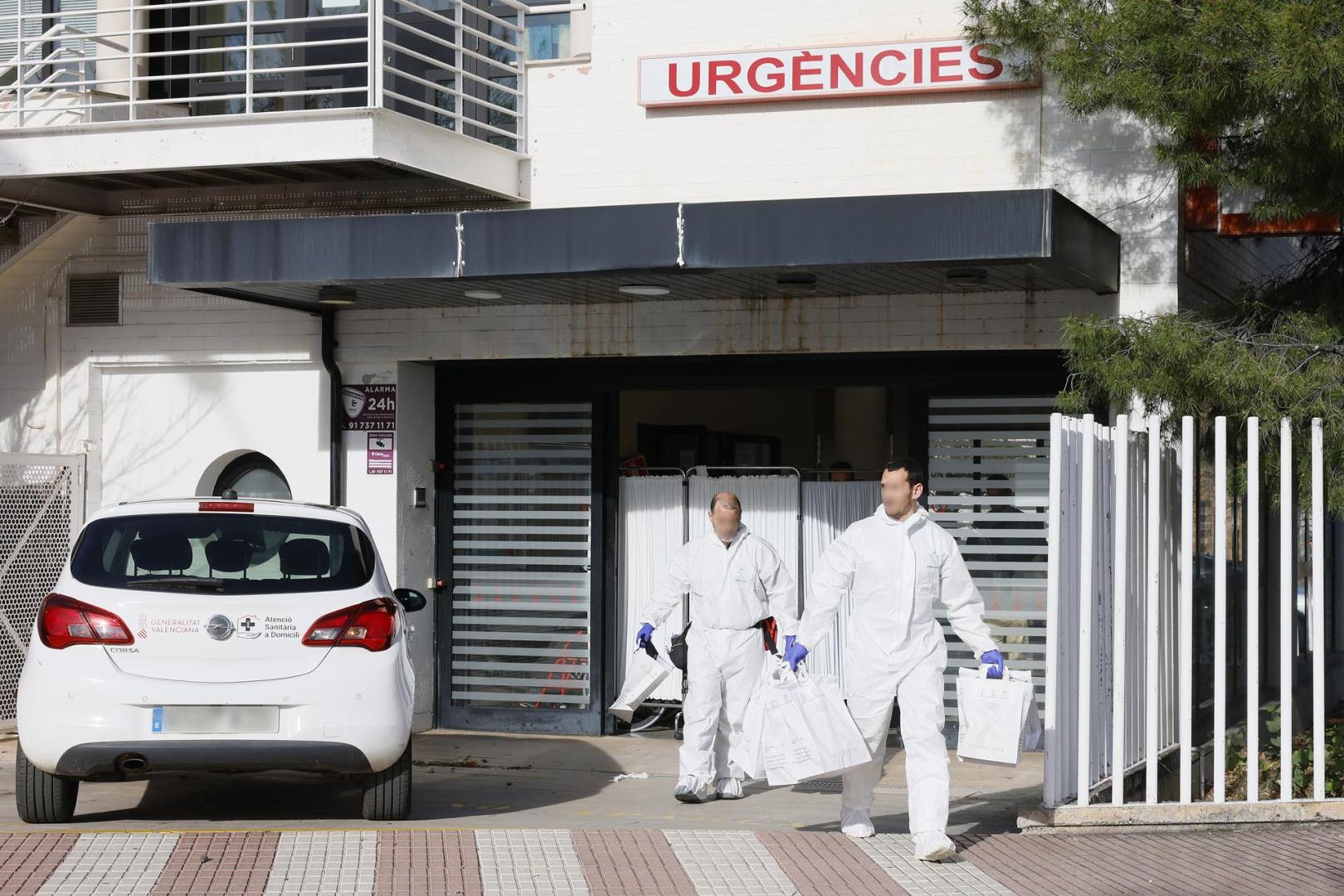 Agentes trabajan en el centro de salud de Benicàssim, donde se ha cometido el crimen
