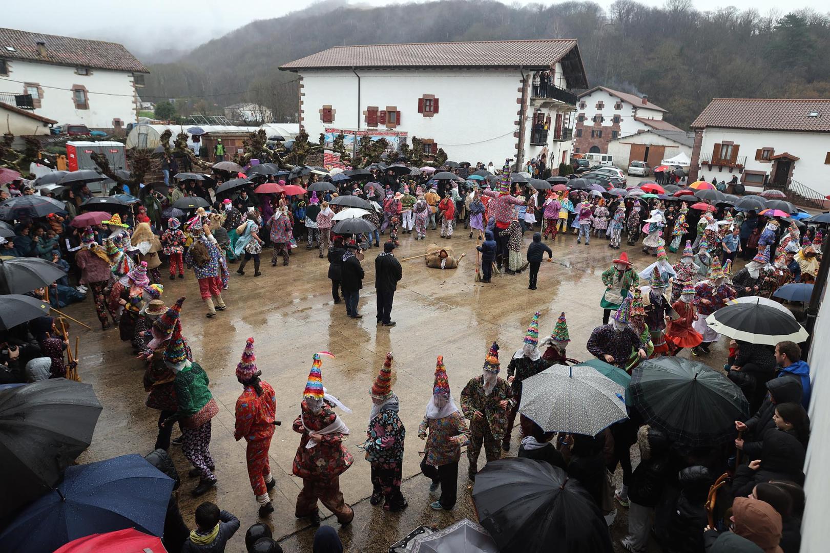 Ziripot, Miel Otxin y Zaldiko salieron a las calles de Lantz este lunes, 16 de febrero, cumpliendo con la tradición