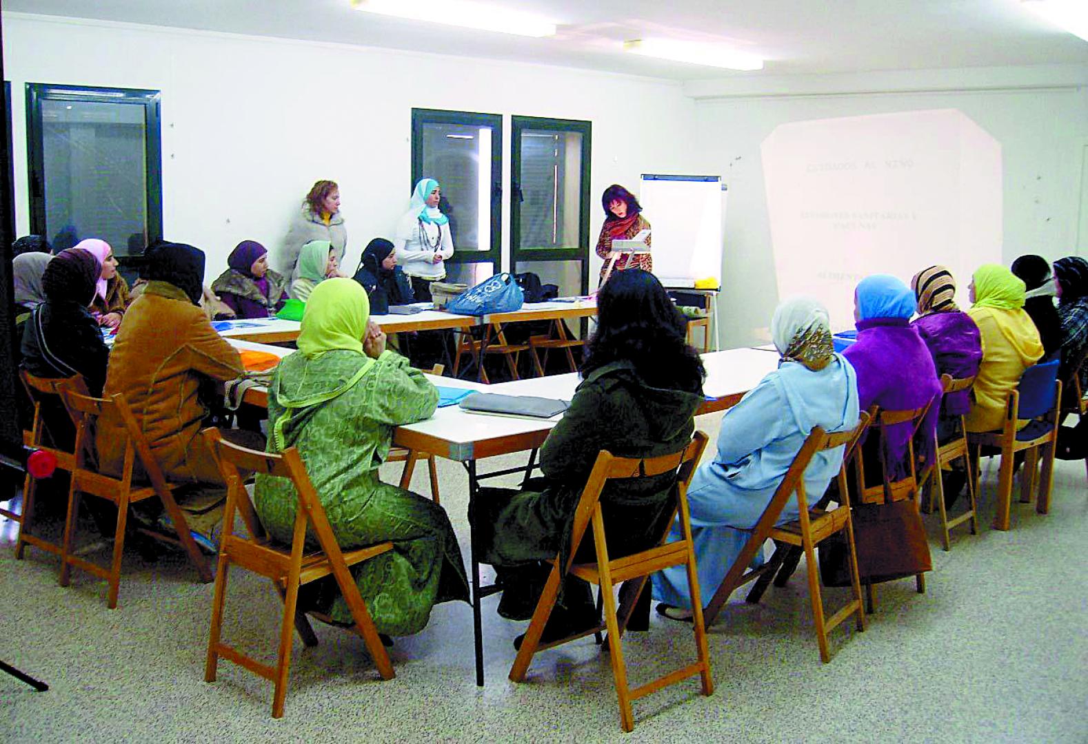 Foto de archivo de un curso de Cruz Roja a mujeres magrebíes en Fitero.