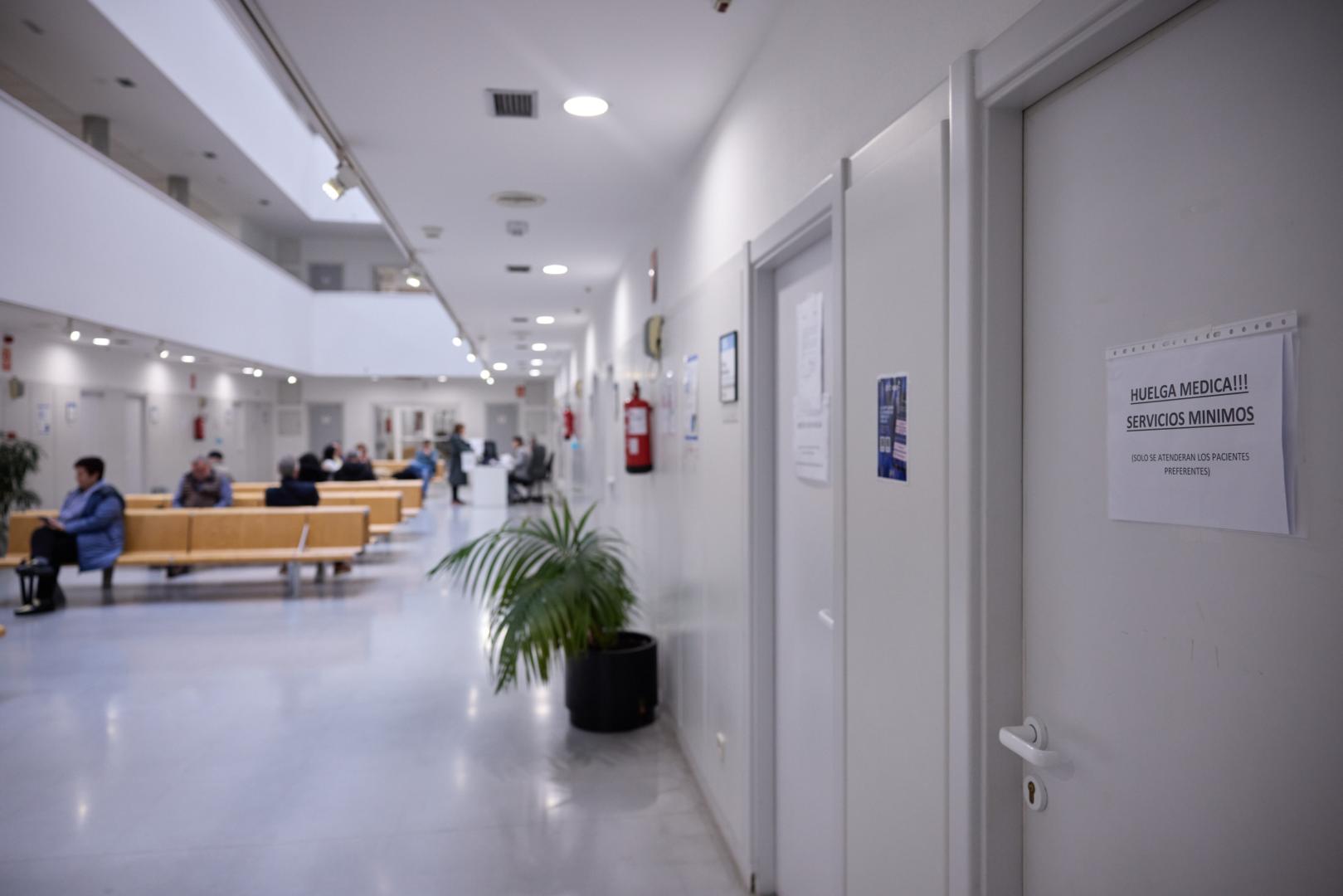 Cartel de 'médico en paro' en la puerta de una consulta del centro Príncipe de Viana este lunes