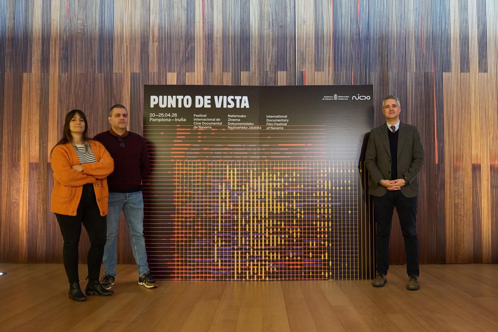 Teresa Morales de Álava, diretora ejecutiva; Miquel Martí, nuevo director artístico, e Ignacio Apezteguía, director general de cultura, con la nueva imagen del festival