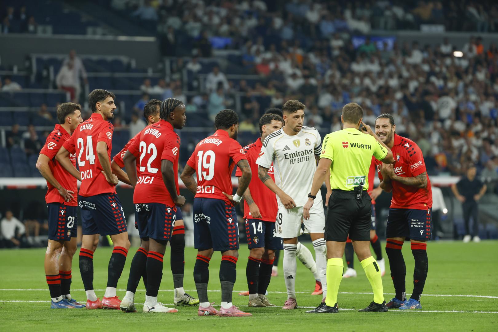 Los jugadores de Osasuna protestan el penalti señalado de Juan Cruz sobre Mbappé