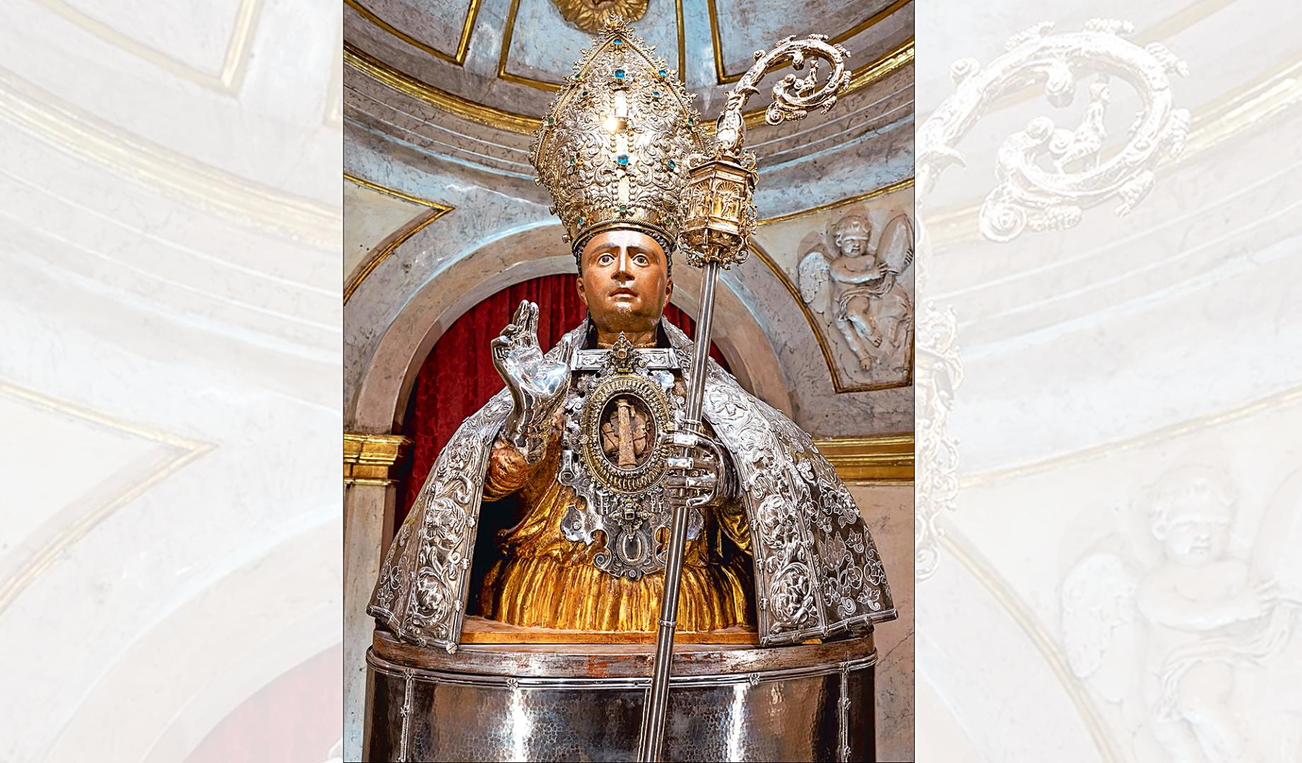 San Fermín con capa de plata donada por el Ayuntamiento pamplonés con un coste de 1936 reales.