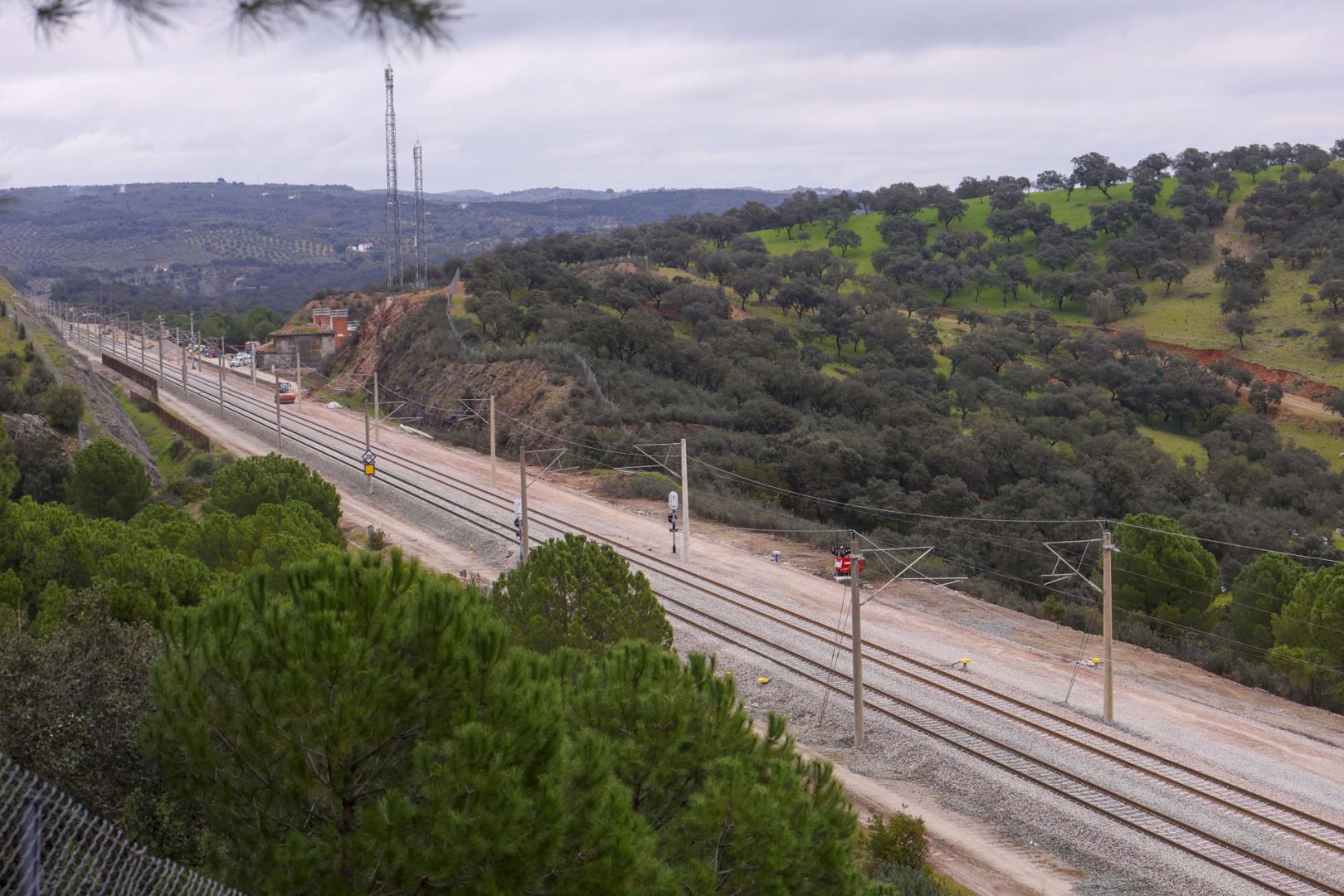 Trabajos en las vías en el lugar del accidente de trenes de Adamuz