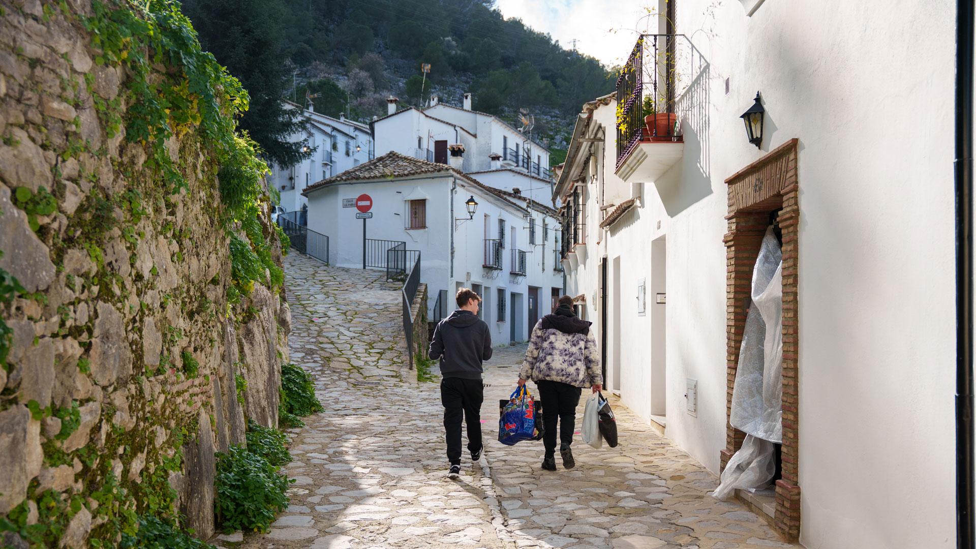 Los primeros vecinos de Grazalema vuelven a sus hogares tras haber tenido que abandonarlos por las fuertes lluvias con las que el temporal golpeó al municipio