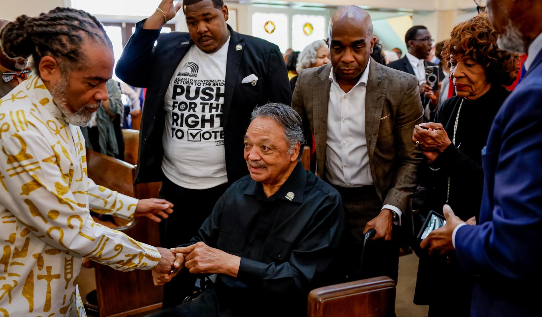 En la imagen, Jackson asiste a una misa en la Iglesia Bautista Tabernáculo en Selma, Alabama, en marzo de 2025.