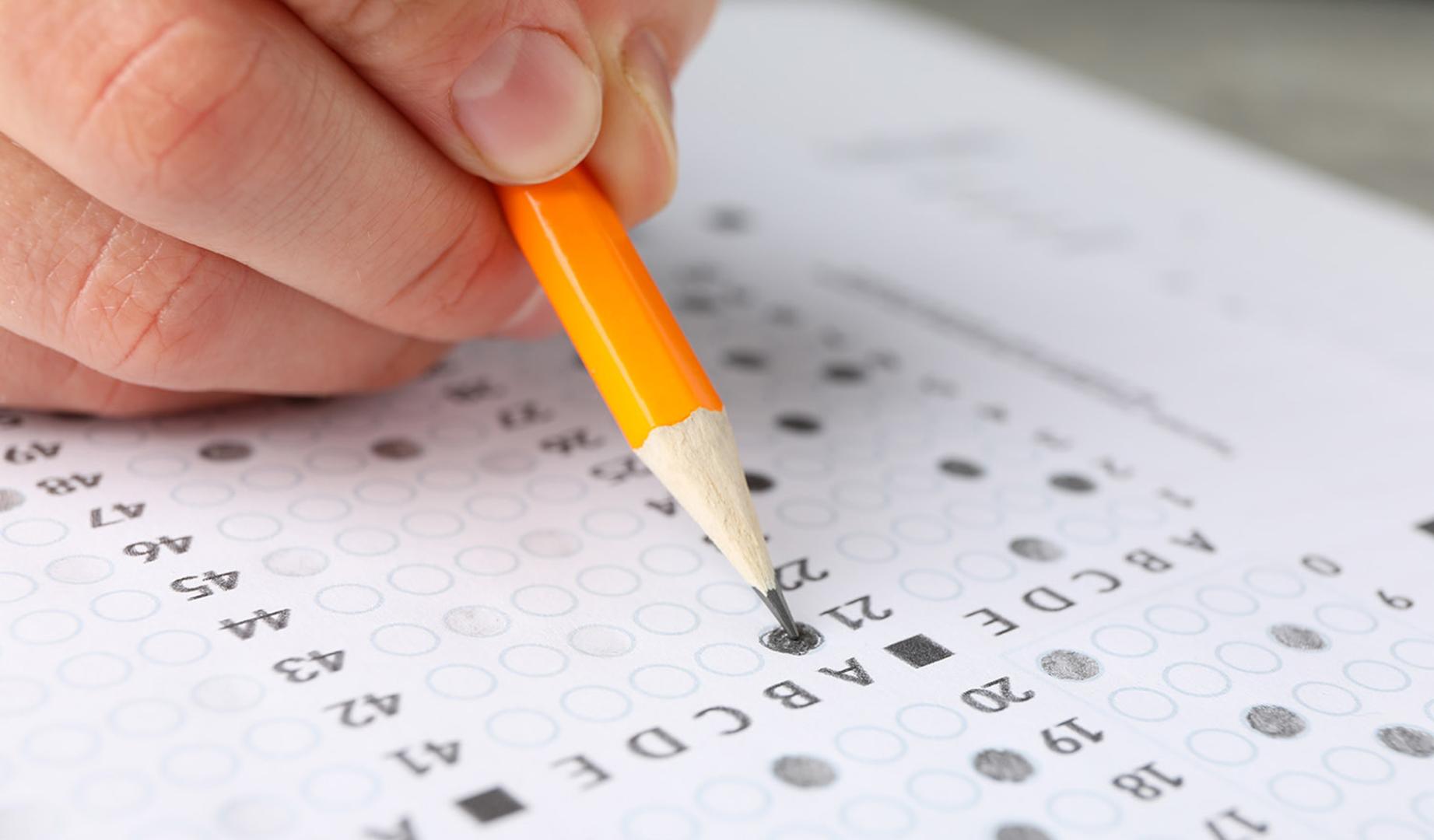 Imagen de una persona haciendo un examen de oposición