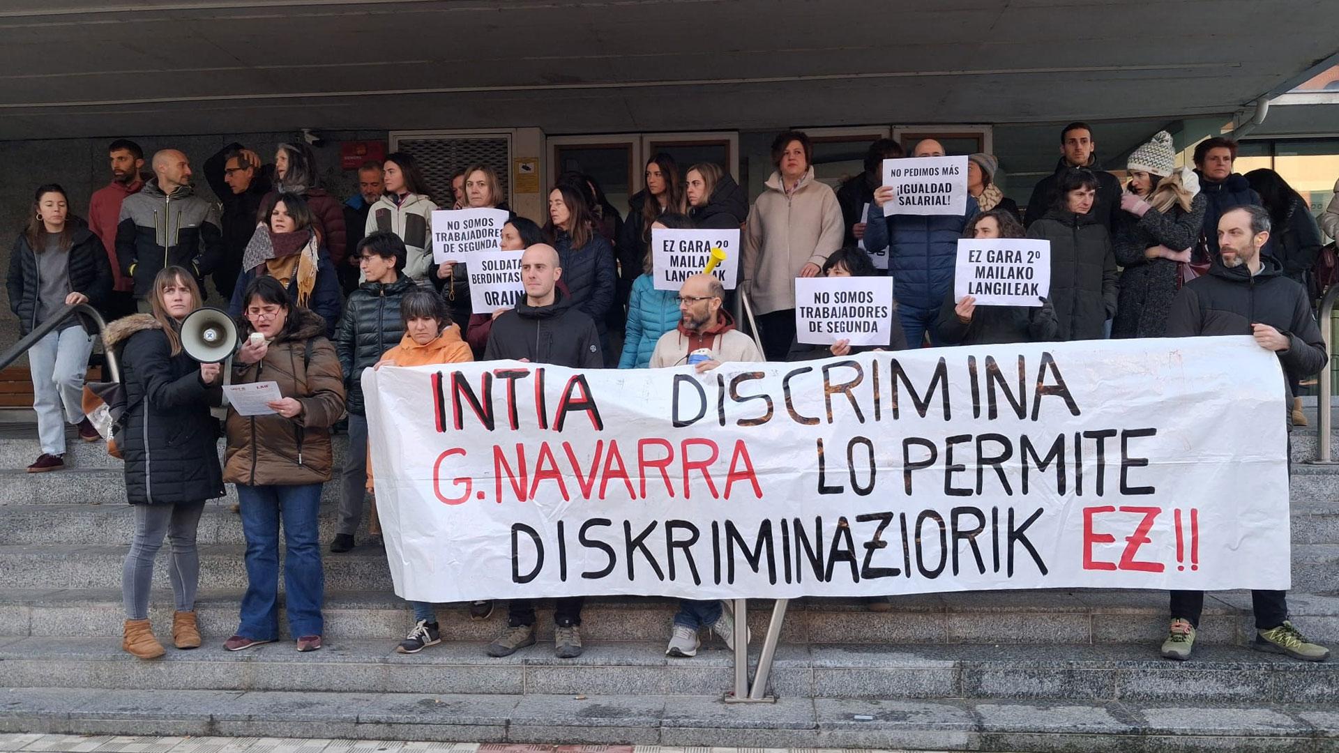 Concentración de los miembros del comité de INTIA este martes frente al Departamento de Desarrollo Rural y Medio Ambiente del Gobierno de Navarra