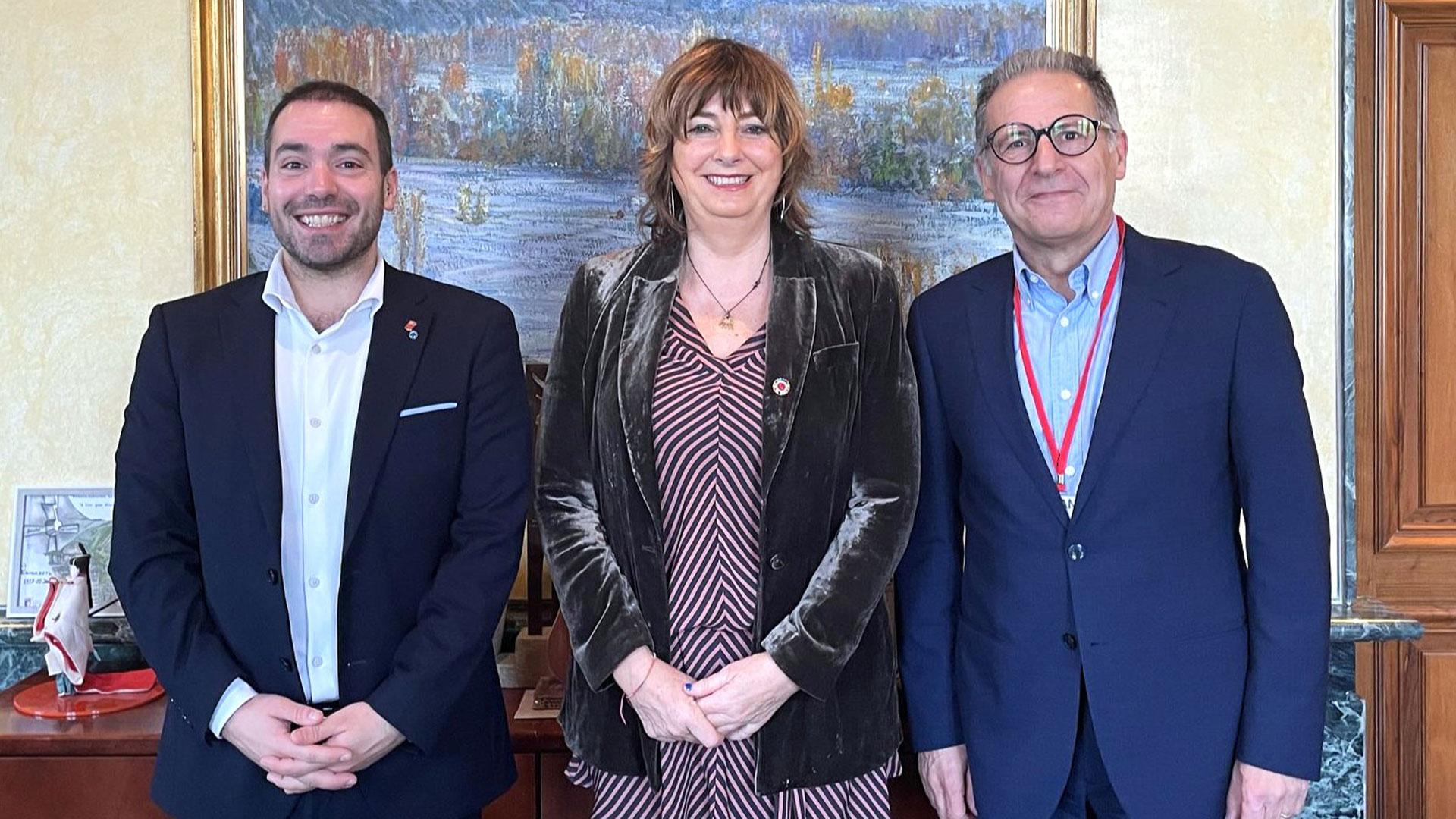 De izda. a dcha.: Sergio Pérez, director general de Acción Exterior; la vicepresidenta Ana Ollo; y Martín Guillermo, presidente de ARFE